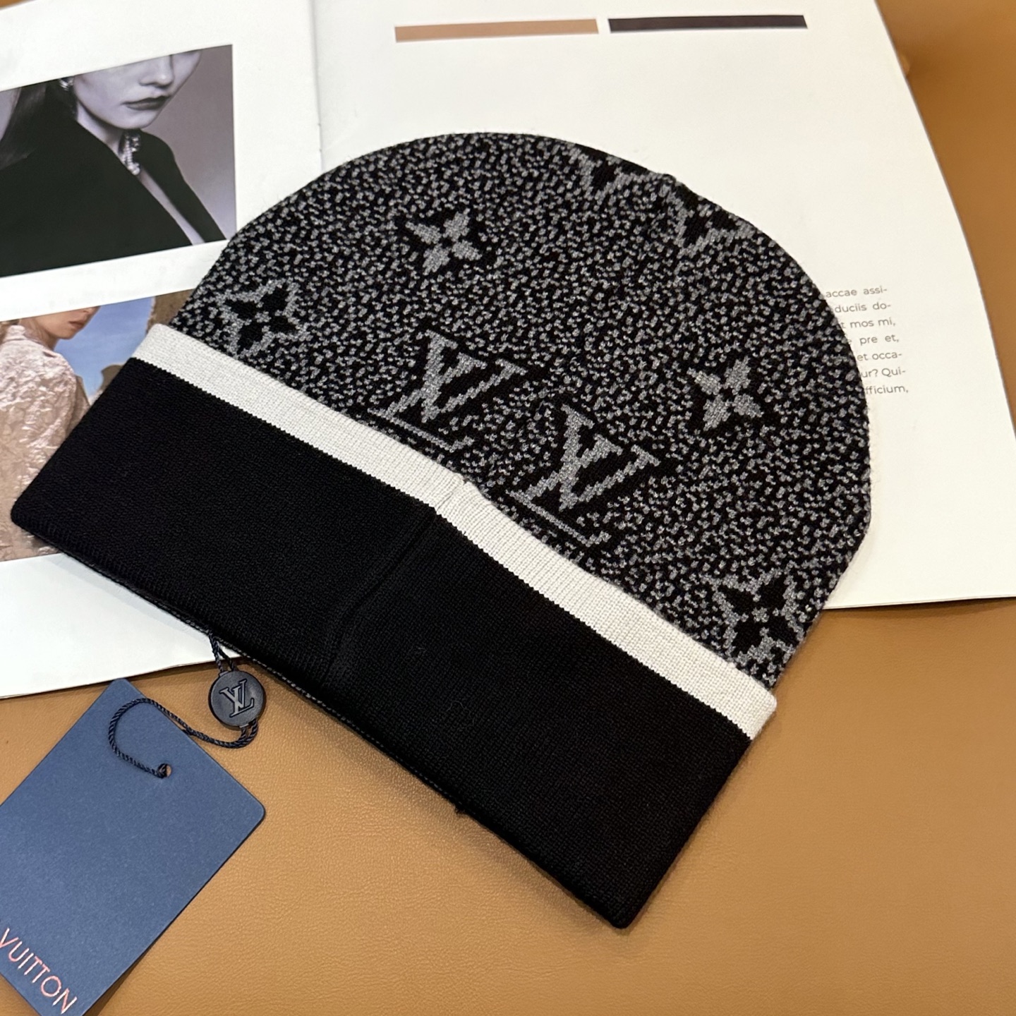 LV经典《围巾+帽子》套装👑这款柔软的羊毛围巾运用精细的针织技术编织出经典的图案，尤其适合赠礼，也是冬季