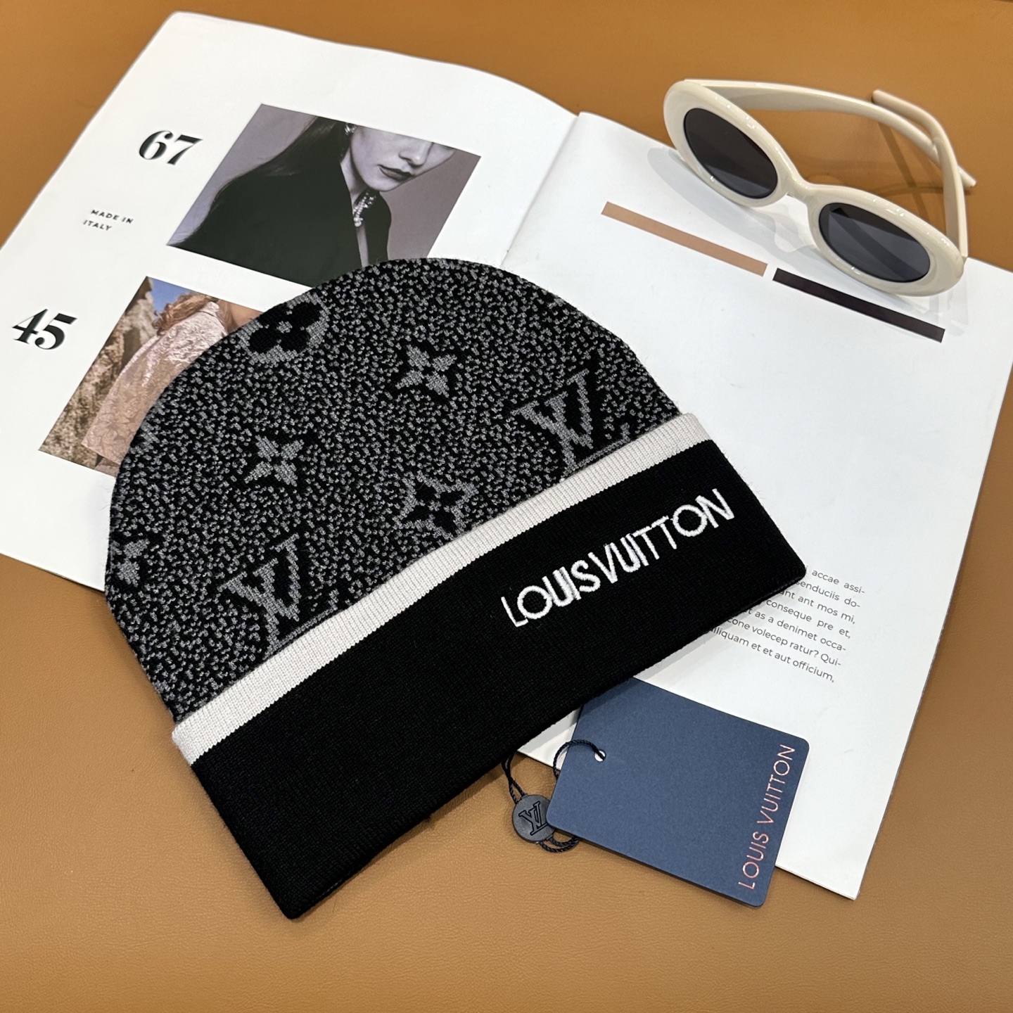 LV经典《围巾+帽子》套装👑这款柔软的羊毛围巾运用精细的针织技术编织出经典的图案，尤其适合赠礼，也是冬季