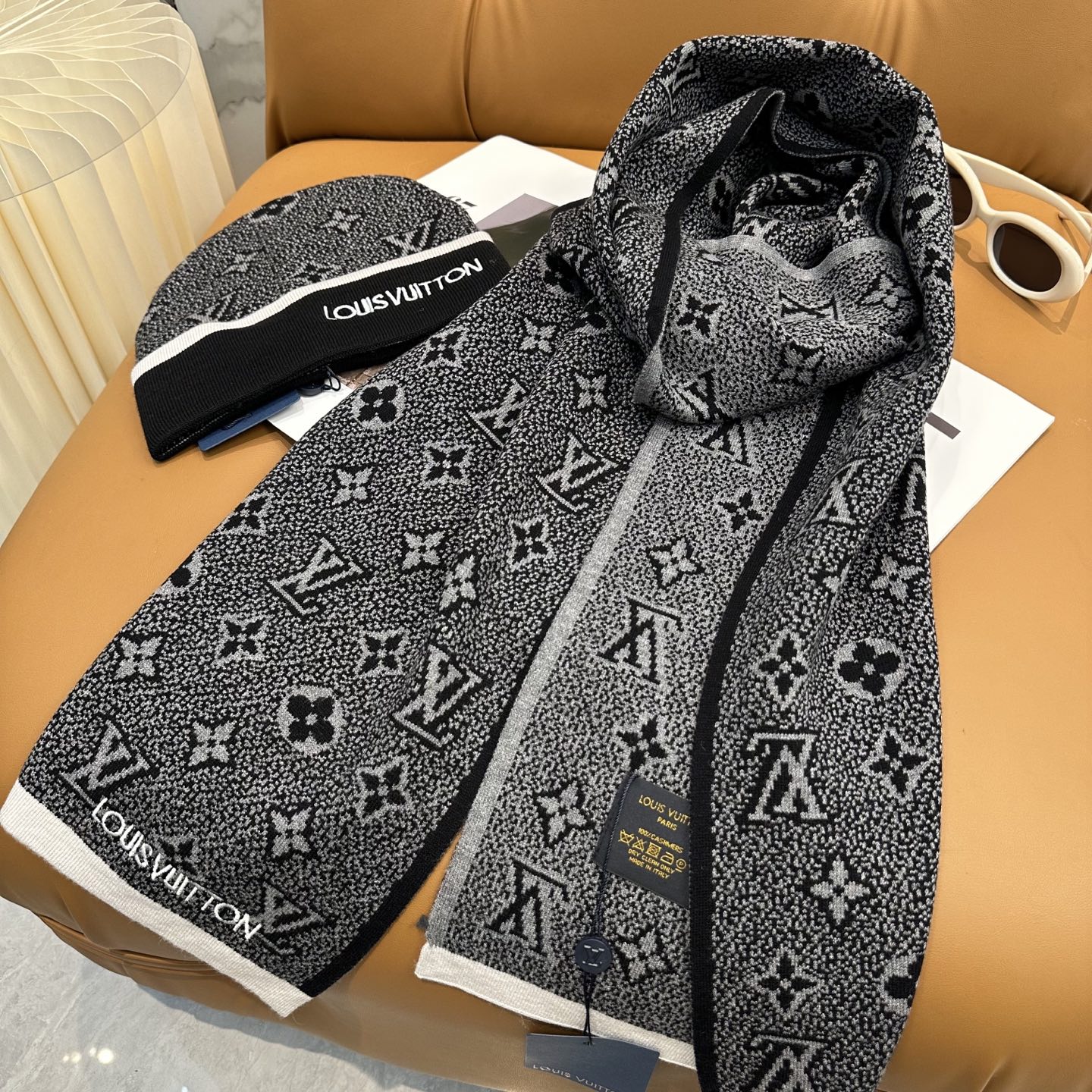 LV经典《围巾+帽子》套装👑这款柔软的羊毛围巾运用精细的针织技术编织出经典的图案，尤其适合赠礼，也是冬季