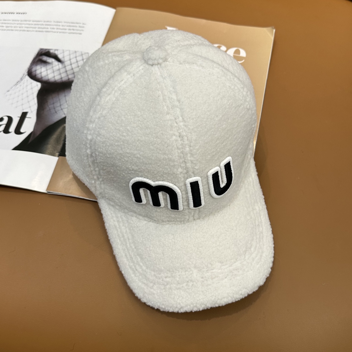 miumiu缪缪～秋冬新款羊羔毛棒球帽～完全是超级完美的诠释了甜酷风 简直太爱了❤️上头性感又帅气 双双