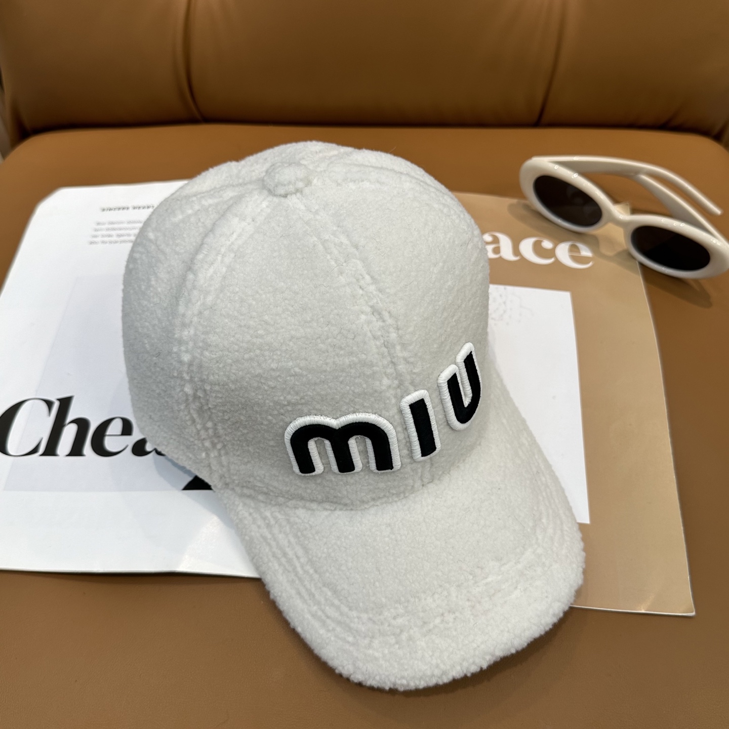 miumiu缪缪～秋冬新款羊羔毛棒球帽～完全是超级完美的诠释了甜酷风 简直太爱了❤️上头性感又帅气 双双