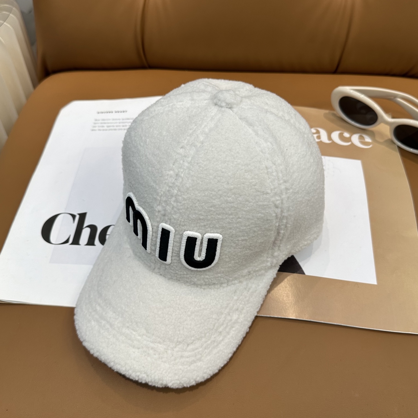 miumiu缪缪～秋冬新款羊羔毛棒球帽～完全是超级完美的诠释了甜酷风 简直太爱了❤️上头性感又帅气 双双