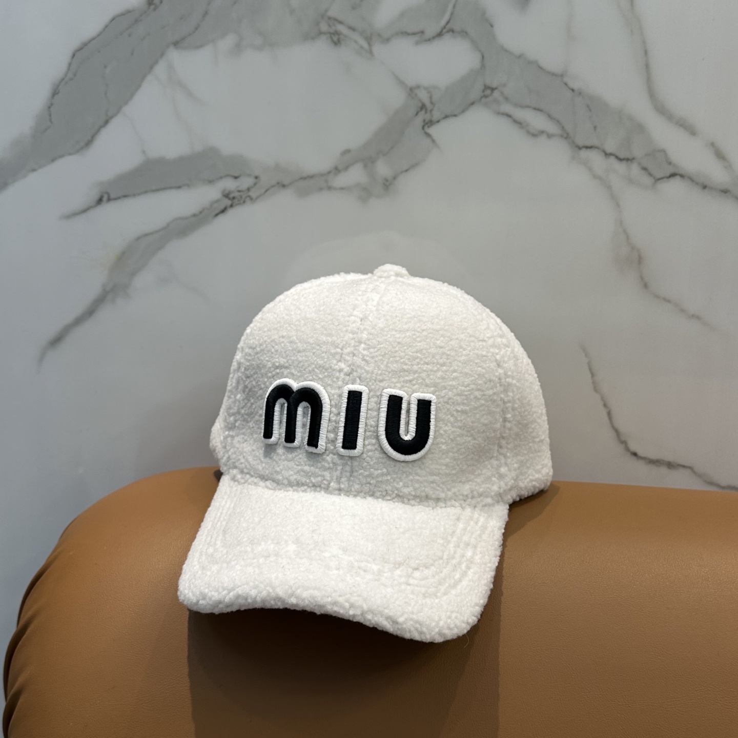 miumiu缪缪～秋冬新款羊羔毛棒球帽～完全是超级完美的诠释了甜酷风 简直太爱了❤️上头性感又帅气 双双