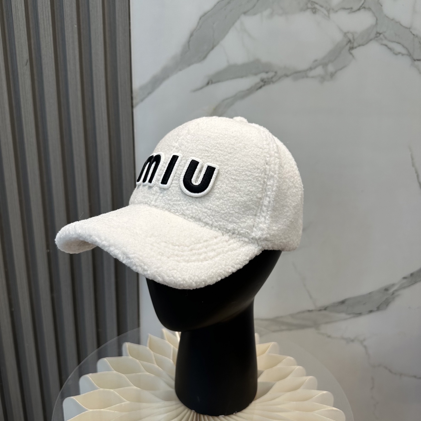 NO:580519,miumiu Miu Miu ~ The new autumn and winter lamb wool baseball cap ~ It is a perfect interpretation of the sweet and cool style. I just love it so much. The top is sexy and handsome. Both are online!  No girl can refuse a fluffy item. Hats, bucket hats, baseball caps, knitted hats, hats, miumiu, espadrilles, hats19860909miumiu缪缪～秋冬新款羊羔毛棒球帽～ 完全是超级完美的诠释了甜酷风 简直太爱了 上头性感又帅气 双双在线！ 没有哪个女孩子拒绝的了毛绒绒的单品哦帽子渔夫帽棒球帽针织帽,帽子,miumiu,espadrilles,hats,hat