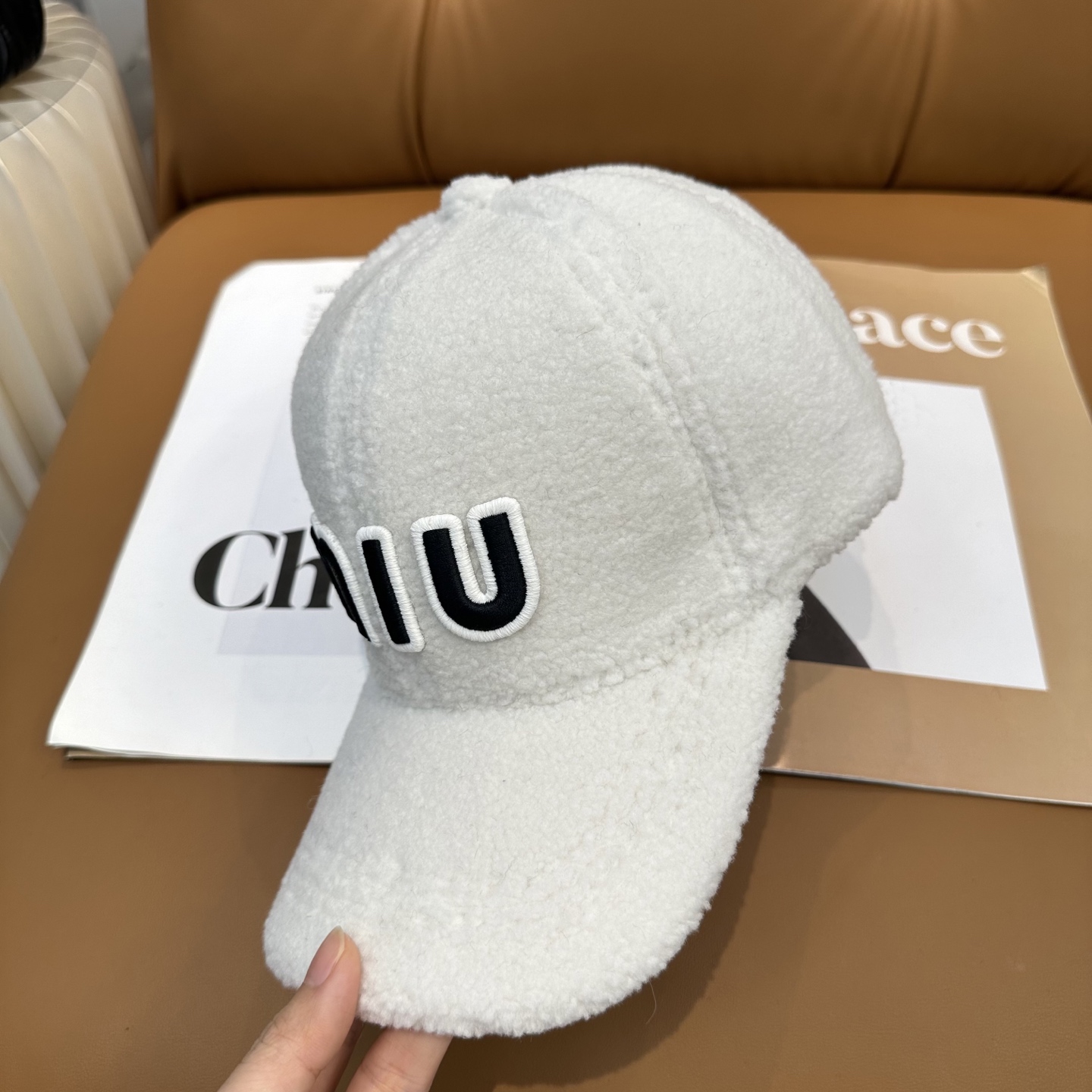 miumiu缪缪～秋冬新款羊羔毛棒球帽～完全是超级完美的诠释了甜酷风 简直太爱了❤️上头性感又帅气 双双