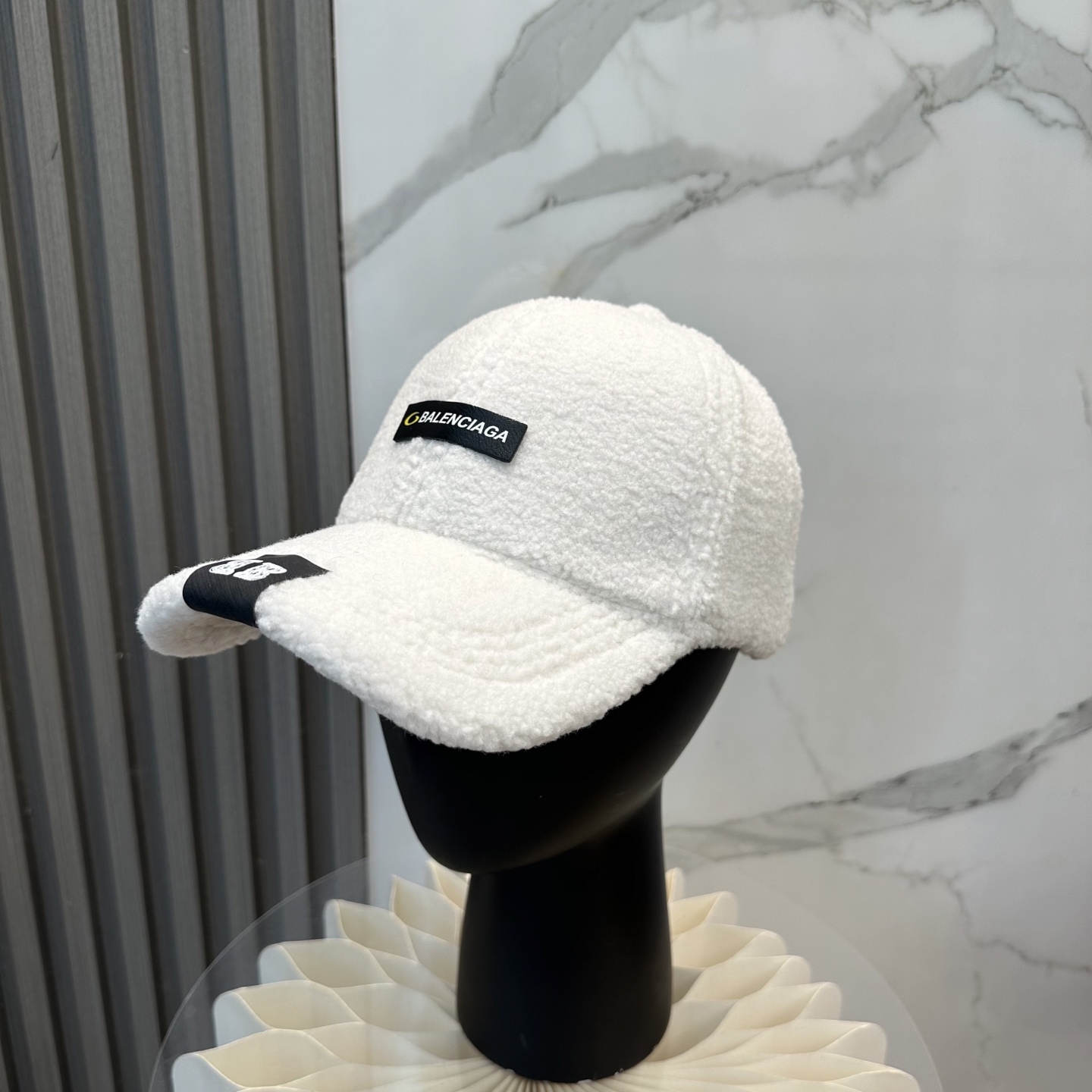 NO:580522,Balenciaga ~ The new autumn and winter lamb wool baseball cap ~ It is a perfect interpretation of the sweet and cool style. I love it so much. The top is sexy and handsome. Both are online!  No girl can refuse a fluffy item. Hats, bucket hats, baseball caps, knitted hats, hats, balenciaga, espadrilles, hats19860909巴黎世家～秋冬新款羊羔毛棒球帽～ 完全是超级完美的诠释了甜酷风 简直太爱了 上头性感又帅气 双双在线！ 没有哪个女孩子拒绝的了毛绒绒的单品哦帽子渔夫帽棒球帽针织帽,帽子,balenciaga,espadrilles,hats,hat