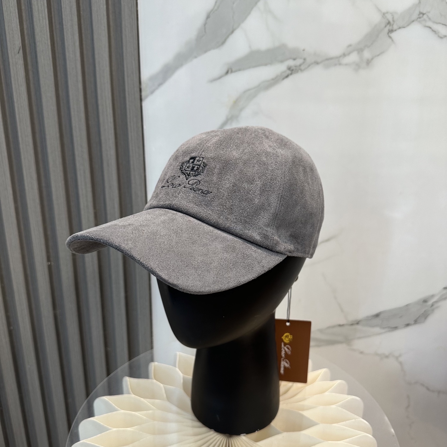 NO:580525,LP's new velvet baseball cap. The colors are so special~ Close your eyes and look in. They are all white colors. Hats for men and women, fisherman hats, baseball caps, knitted hats, hats, loro piana, espadrilles, hats19860909LP新款皮绒棒球帽 颜色做的太特别了～ 闭眼入 全是显白的颜色 男女同款帽子渔夫帽棒球帽针织帽,帽子,loro piana,espadrilles,hats,hat