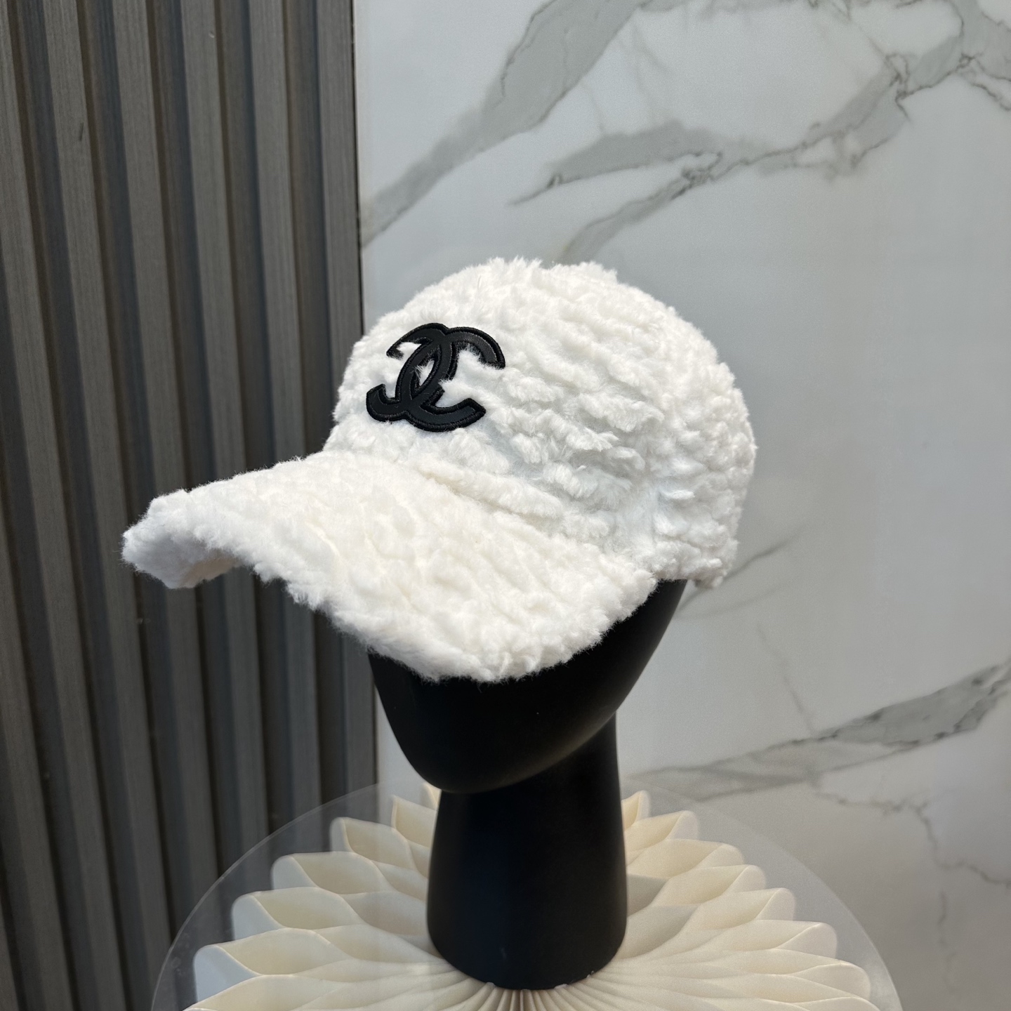 NO:587875,Chanel Chanel new autumn and winter lamb wool baseball cap Chanel's simplest style small face-shaped hat fisherman hat baseball cap knitted hat, hat, chanel, chanel, espadrilles, hats19860909Chanel 香奈儿秋冬新款羊羔毛棒球帽 香奈儿最简约的款式 显脸小的帽型帽子渔夫帽棒球帽针织帽,帽子,chanel,chanel,espadrilles,hats,hat