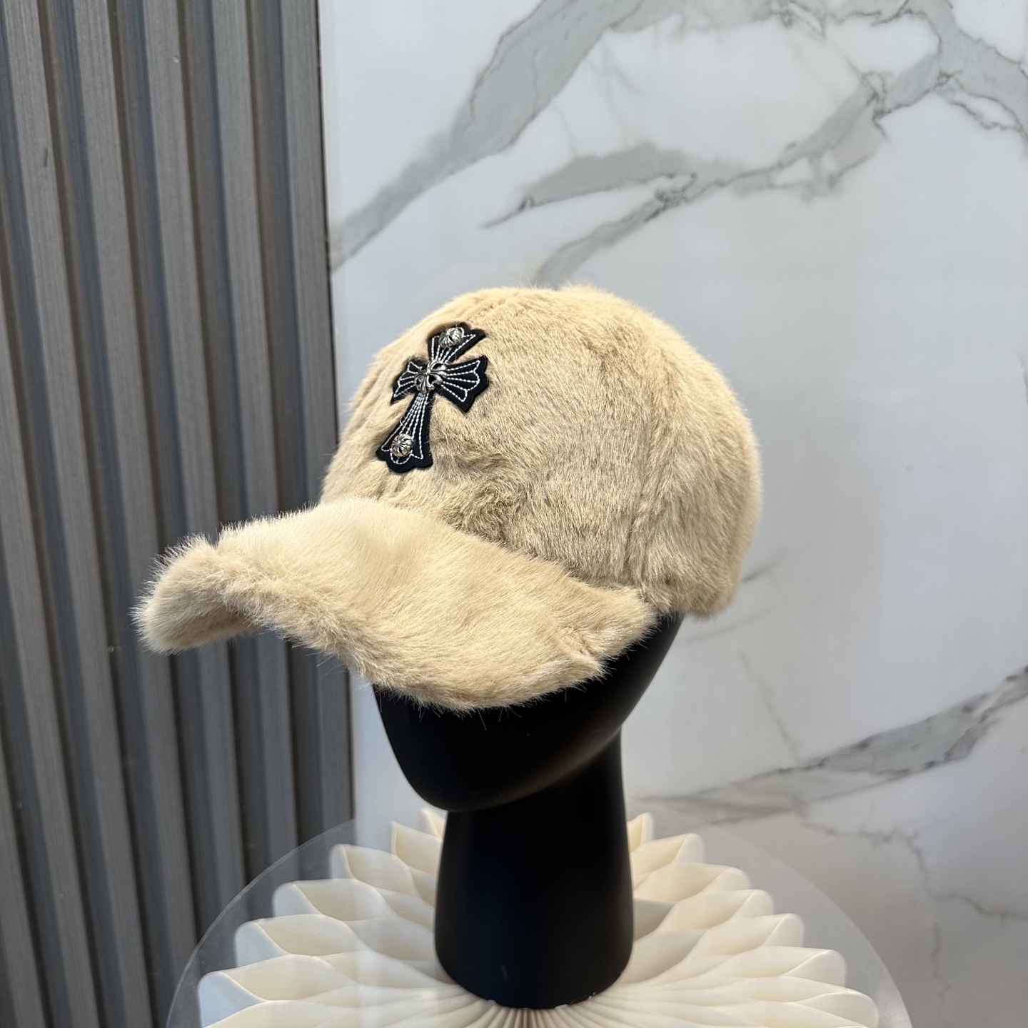 NO:587886,Chrome Hearts' new autumn and winter baseball cap is full of autumn and winter atmosphere. The quality is superb. The deepening of the hat shape makes it more elegant. It is very nice for both men and women. It is a classic among classics. It goes well with daily wear. It is casual and fashionable. Hats, fisherman hats, baseball caps, knitted hats, hats, chrome hearts, espadrilles, hats19860909克罗心秋冬新款棒球帽 秋冬氛围感满满 品质超赞 帽型的加深更显气质 男女生戴都非常nice 经典中的经典 配合日常穿搭 随性又时尚帽子渔夫帽棒球帽针织帽,帽子,chrome hearts,espadrilles,hats,hat