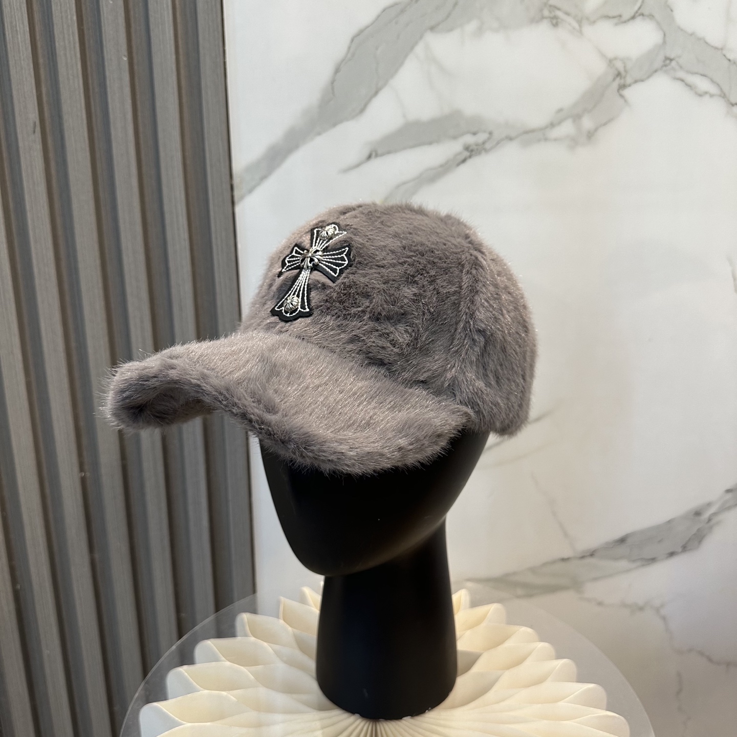 NO:587894,Chrome Hearts' new autumn and winter baseball cap is full of autumn and winter atmosphere. The quality is superb. The deepening of the hat shape makes it more elegant. It is very nice for both men and women. It is a classic among classics. It goes well with daily wear. It is casual and fashionable. Hats, fisherman hats, baseball caps, knitted hats, hats, chrome hearts, espadrilles, hats19860909克罗心秋冬新款棒球帽 秋冬氛围感满满 品质超赞 帽型的加深更显气质 男女生戴都非常nice 经典中的经典 配合日常穿搭 随性又时尚帽子渔夫帽棒球帽针织帽,帽子,chrome hearts,espadrilles,hats,hat