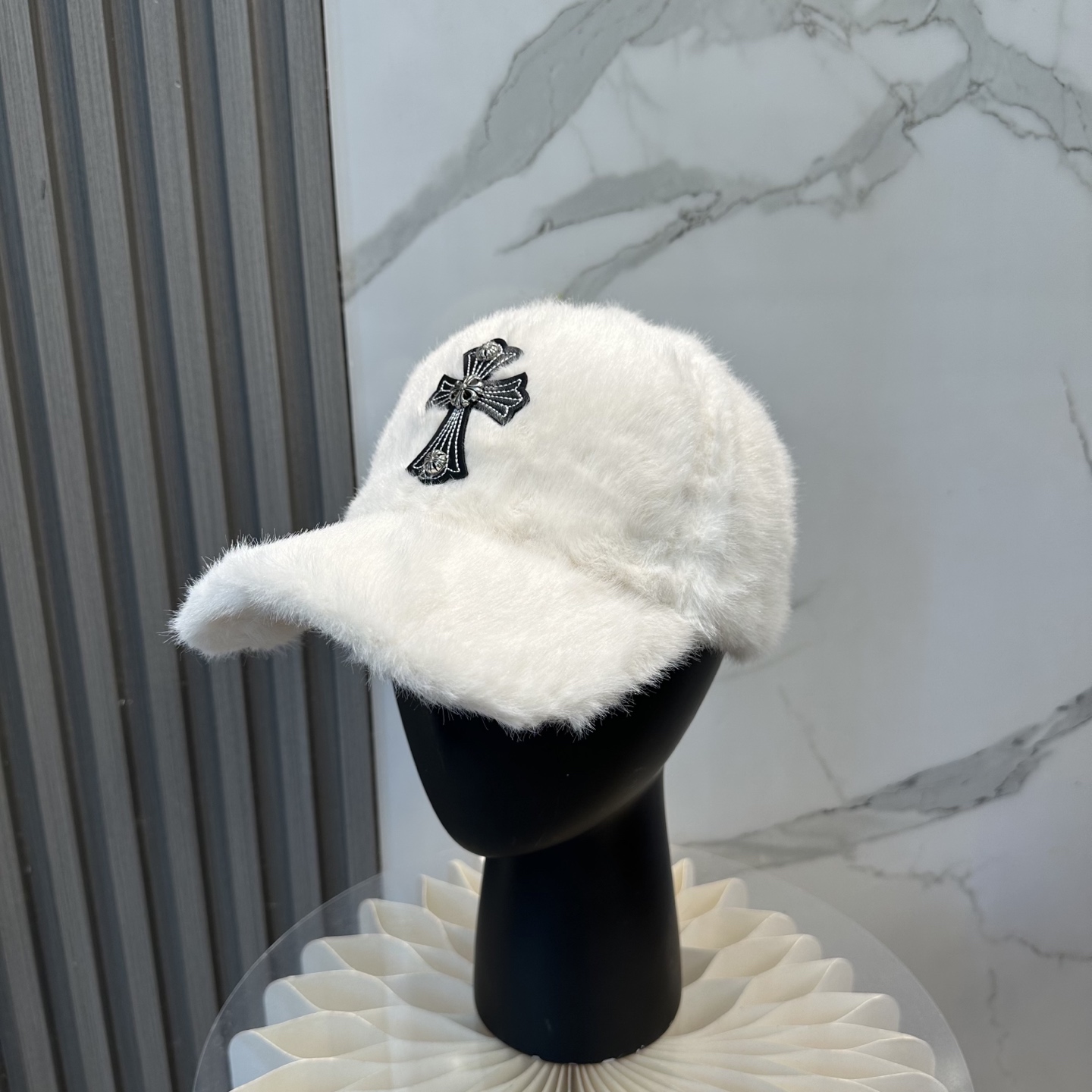 NO:587901,Chrome Hearts' new autumn and winter baseball cap is full of autumn and winter atmosphere. The quality is superb. The deepening of the hat shape makes it more elegant. It is very nice for both men and women. It is a classic among classics. It goes well with daily wear. It is casual and fashionable. Hats, fisherman hats, baseball caps, knitted hats, hats, chrome hearts, espadrilles, hats19860909克罗心秋冬新款棒球帽 秋冬氛围感满满 品质超赞 帽型的加深更显气质 男女生戴都非常nice 经典中的经典 配合日常穿搭 随性又时尚帽子渔夫帽棒球帽针织帽,帽子,chrome hearts,espadrilles,hats,hat