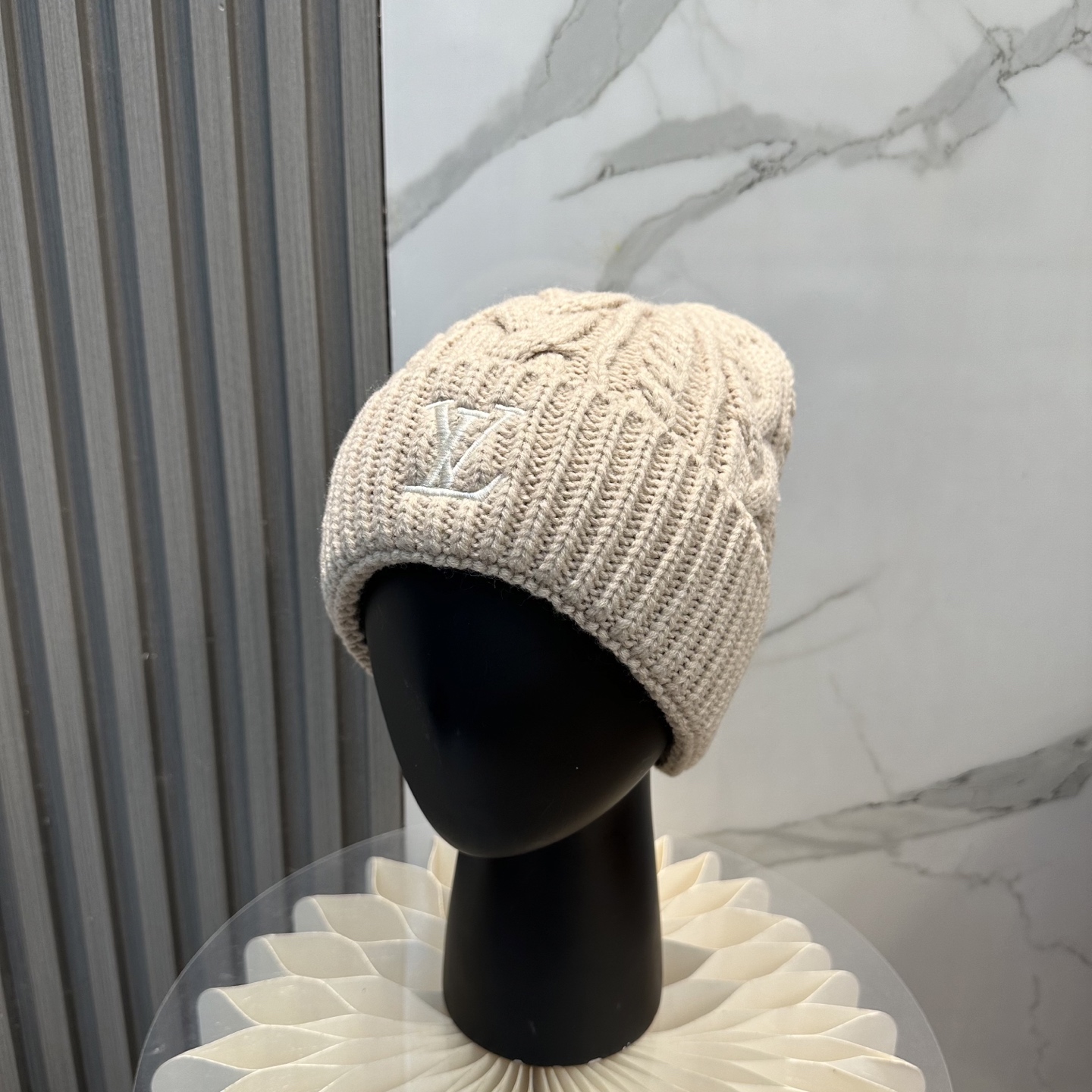 NO:579967,Lv official website knitted hat is very versatile and unisex. Dear friends, you can see the details. The workmanship is neat. It is breathable and comfortable. It is made of imported wool material!  A must-have for fashionistas!  Hats bucket hat, baseball cap, knitted hat, hat, louis vuitton, espadrilles, hats19860909Lv官网针织帽 非常百搭 男女通用 亲们可以看细节,车工整齐 透气舒适,采用进口毛线料！潮人必备！帽子渔夫帽棒球帽针织帽,帽子,louis vuitton,espadrilles,hats,hat