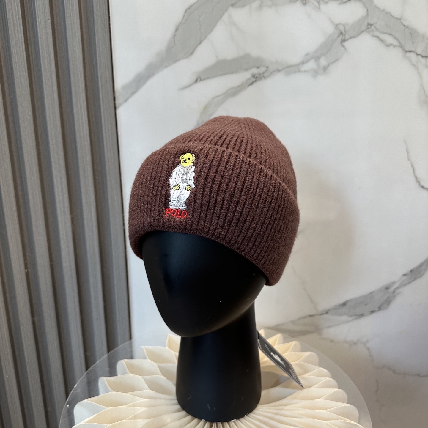 NO:580288,Paul POLO bear knitted hat. The new product on the official website is simple and elegant. The tight knitting method is very thick, soft, comfortable, warm and fashionable. I can’t put it down. Hurry up and get it. The same style for men and women, the same style for parents and children. Fisherman hat, baseball cap, knitted hat, hat, espadrilles, hats19860909保罗POLO小熊针织帽 官网新品简约大气 紧密的针织法非常厚实 ,柔软舒适保暖又时尚爱不释手亲,赶紧入手吧男女同款,亲子同款帽子渔夫帽棒球帽针织帽,帽子,espadrilles,hats,hat