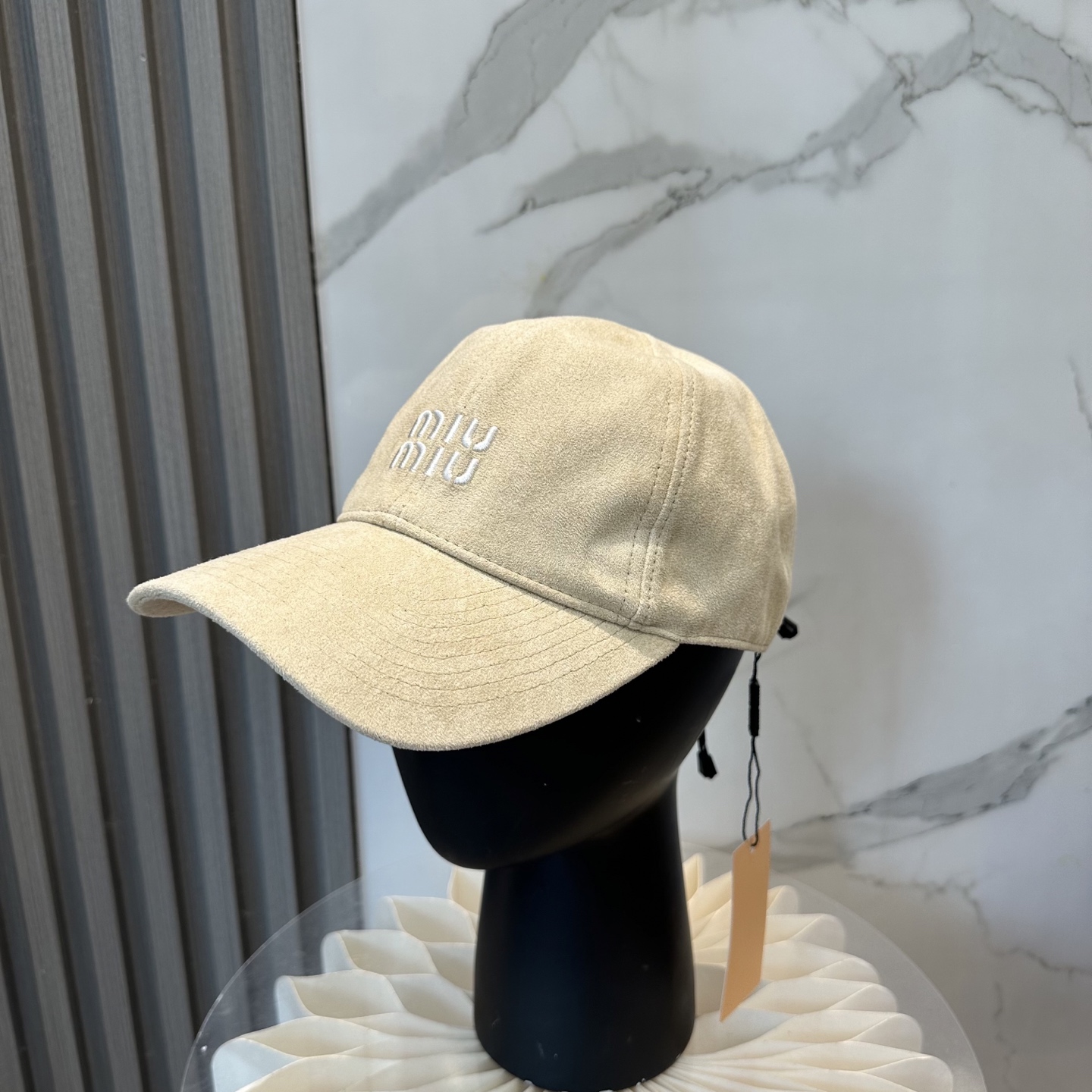 NO:580291,miumiu's new velvet baseball cap. The colors are so special~ Close your eyes and look in. They are all white colors. Hats for men and women, fisherman hats, baseball caps, knitted hats, hats, miumiu, espadrilles, hats19860909miumiu缪缪 新款皮绒棒球帽 颜色做的太特别了～ 闭眼入 全是显白的颜色 男女同款帽子渔夫帽棒球帽针织帽,帽子,miumiu,espadrilles,hats,hat