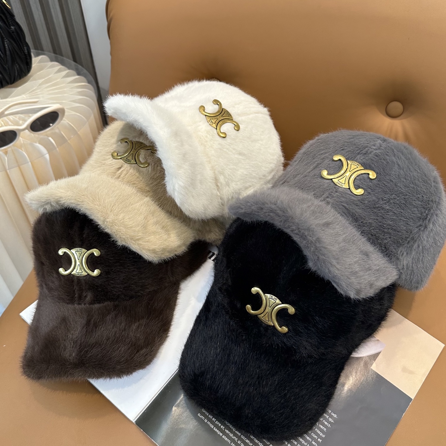 赛琳 CELINE 新款秋冬棒球帽🧢毛绒绒的非常舒服 大牌款超好搭配，闭眼入的一款