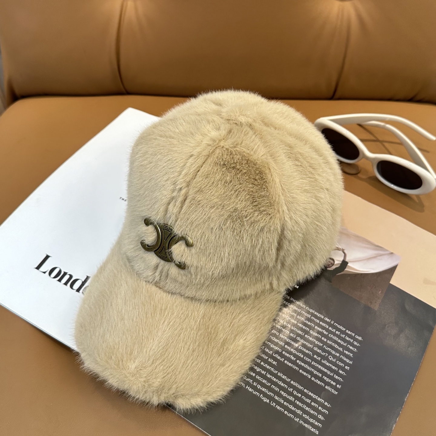 赛琳 CELINE 新款秋冬棒球帽🧢毛绒绒的非常舒服 大牌款超好搭配，闭眼入的一款