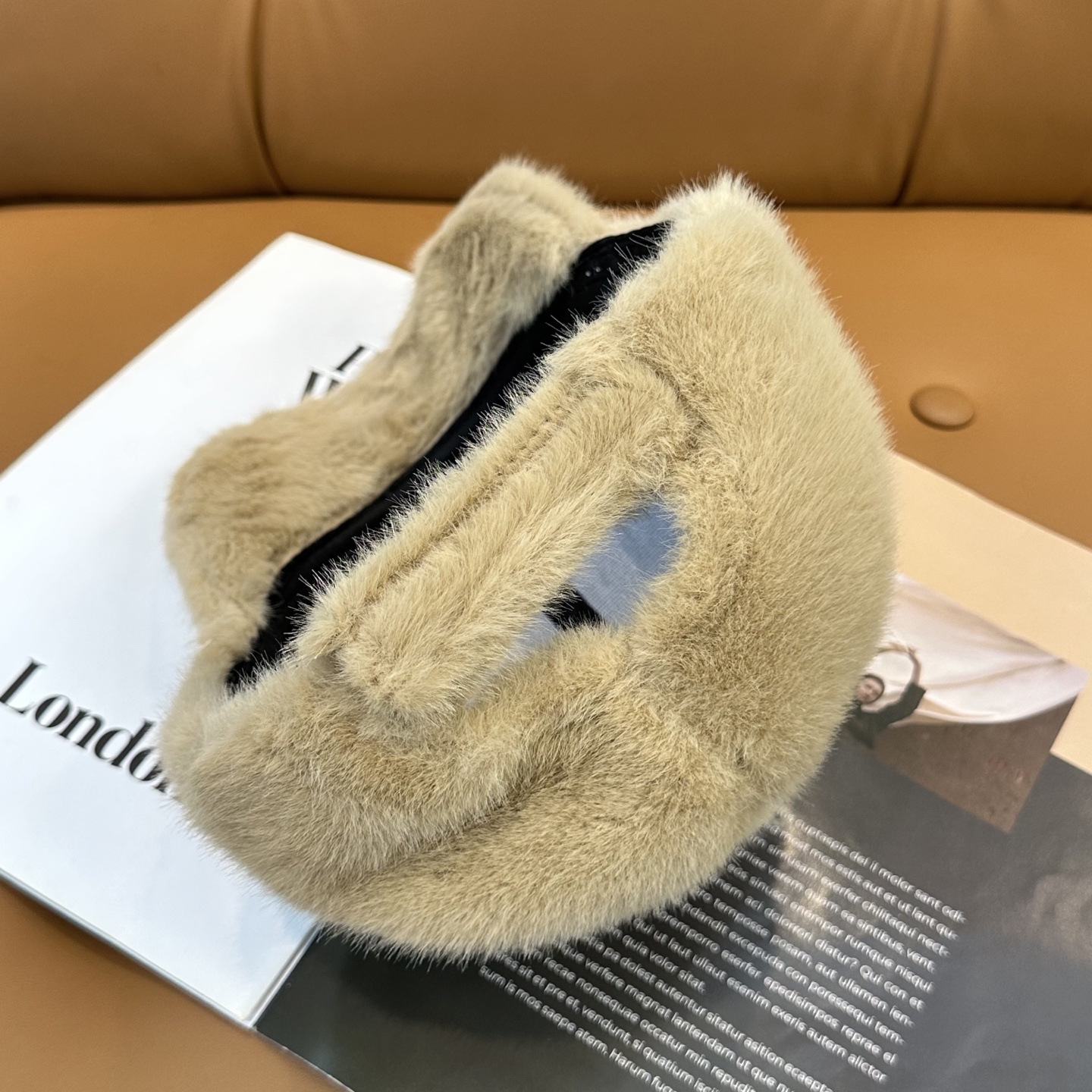 赛琳 CELINE 新款秋冬棒球帽🧢毛绒绒的非常舒服 大牌款超好搭配，闭眼入的一款