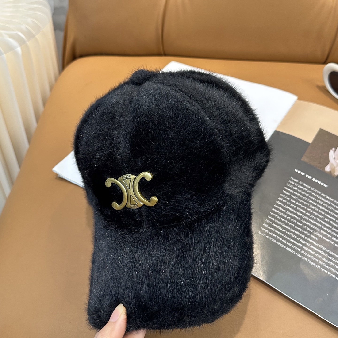 赛琳 CELINE 新款秋冬棒球帽🧢毛绒绒的非常舒服 大牌款超好搭配，闭眼入的一款