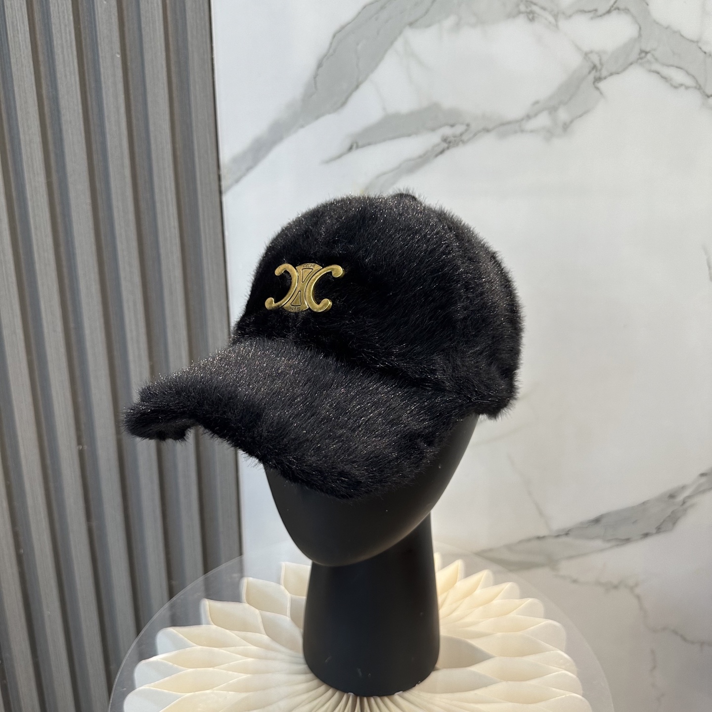 赛琳 CELINE 新款秋冬棒球帽🧢毛绒绒的非常舒服 大牌款超好搭配，闭眼入的一款