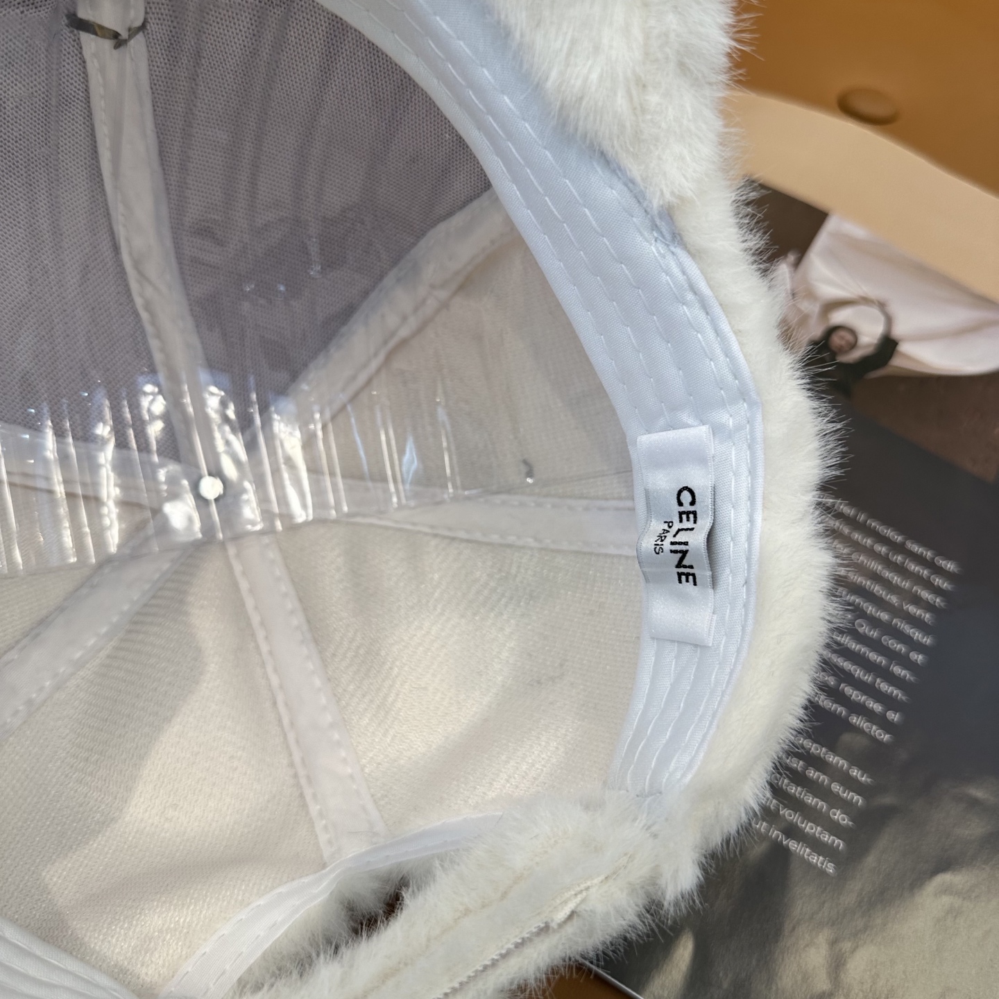 赛琳 CELINE 新款秋冬棒球帽🧢毛绒绒的非常舒服 大牌款超好搭配，闭眼入的一款