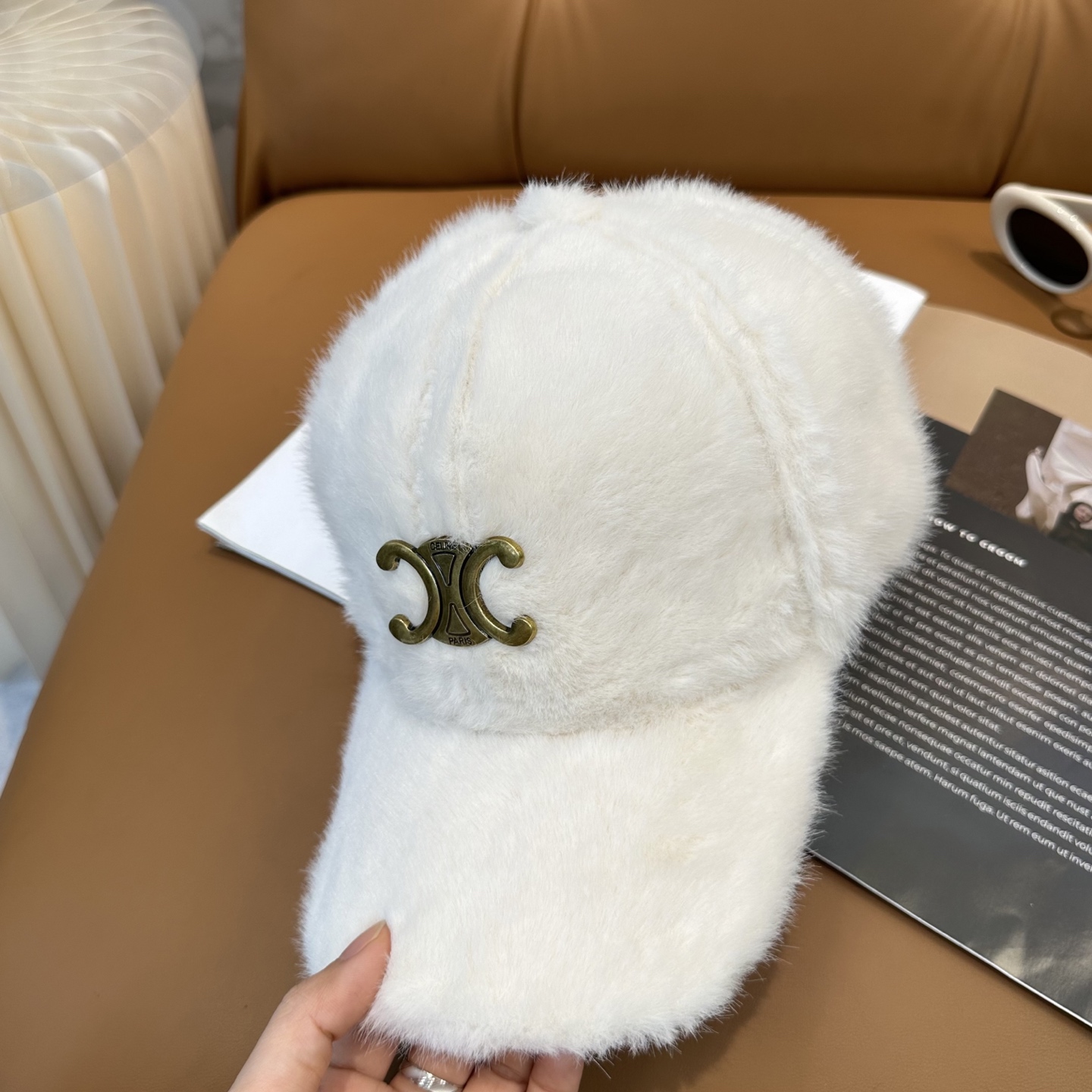 赛琳 CELINE 新款秋冬棒球帽🧢毛绒绒的非常舒服 大牌款超好搭配，闭眼入的一款