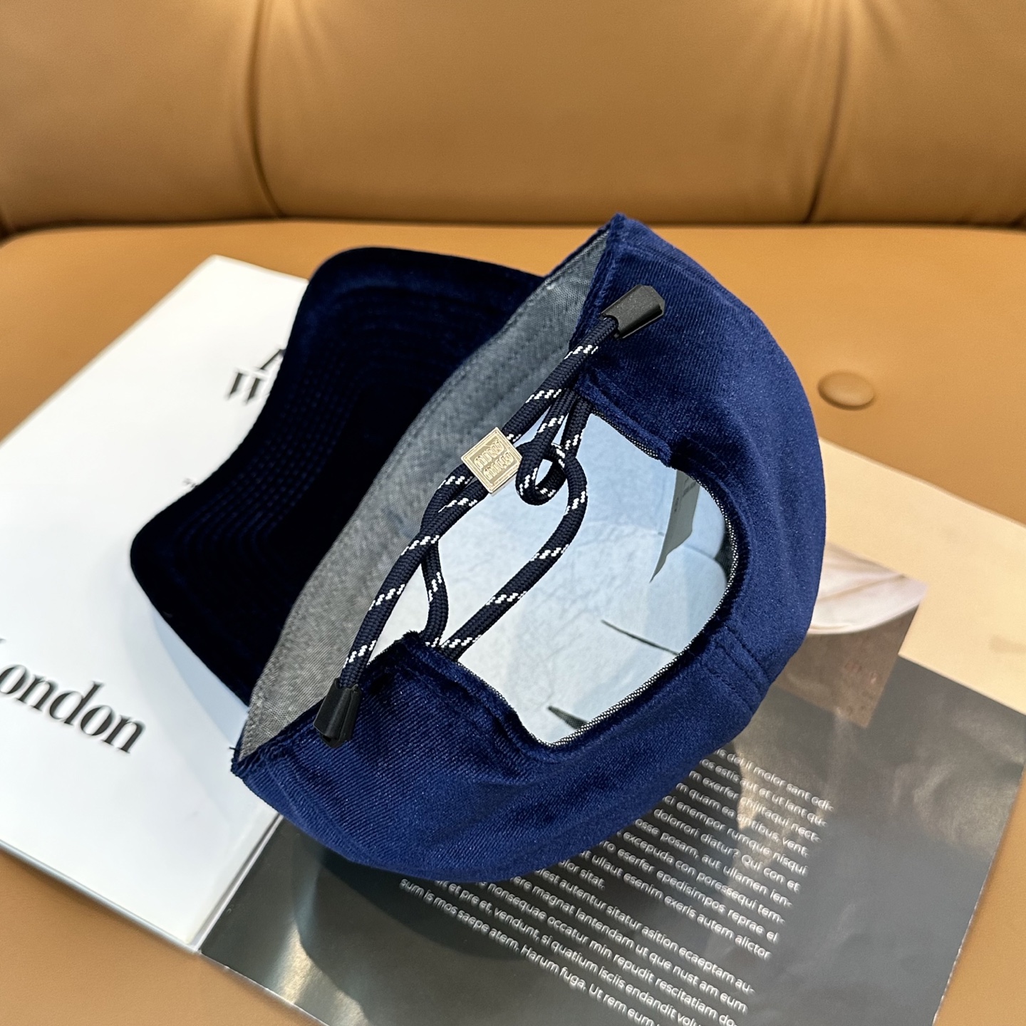 Miu Miu这组丝绒 棒球帽 抽绳设计 ，真的美到失语🥹 深棕复古高级，卡其温柔治愈，丝绒面料自带光泽