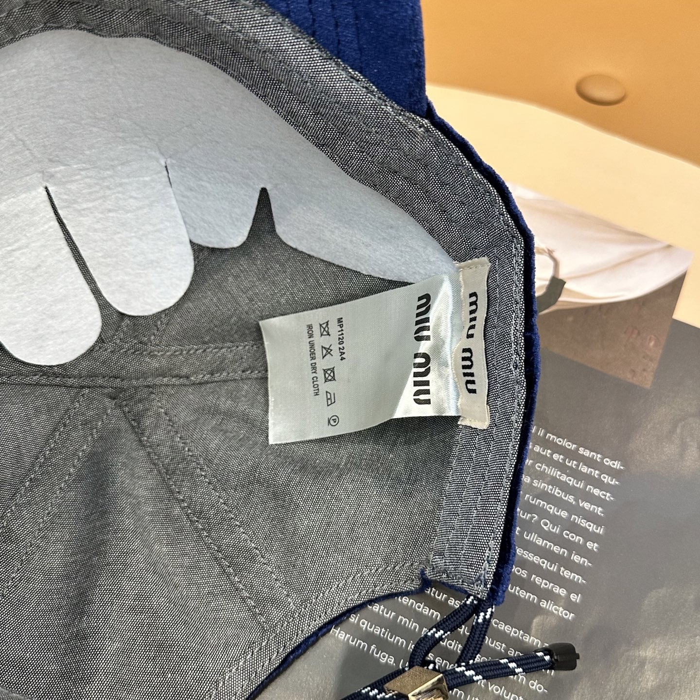 Miu Miu这组丝绒 棒球帽 抽绳设计 ，真的美到失语🥹 深棕复古高级，卡其温柔治愈，丝绒面料自带光泽