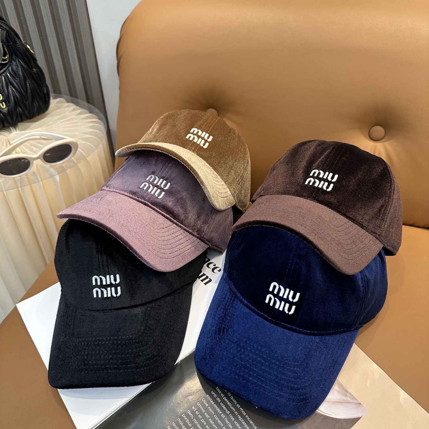 Miu Miu这组丝绒 棒球帽 抽绳设计 ，真的美到失语🥹 深棕复古高级，卡其温柔治愈，丝绒面料自带光泽