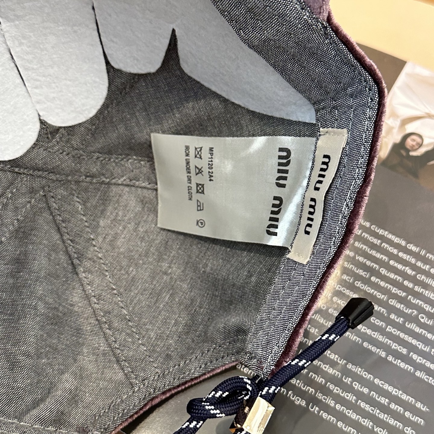 Miu Miu这组丝绒 棒球帽 抽绳设计 ，真的美到失语🥹 深棕复古高级，卡其温柔治愈，丝绒面料自带光泽