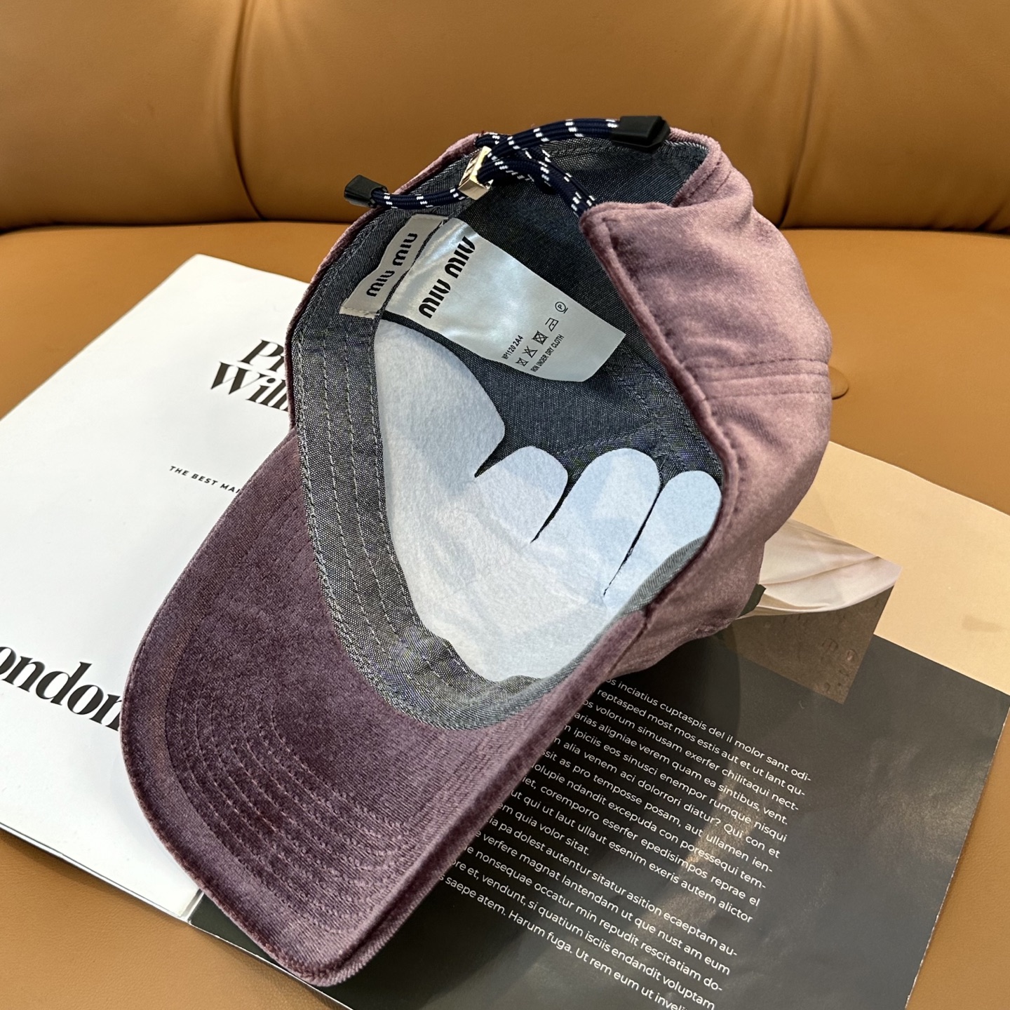 Miu Miu这组丝绒 棒球帽 抽绳设计 ，真的美到失语🥹 深棕复古高级，卡其温柔治愈，丝绒面料自带光泽