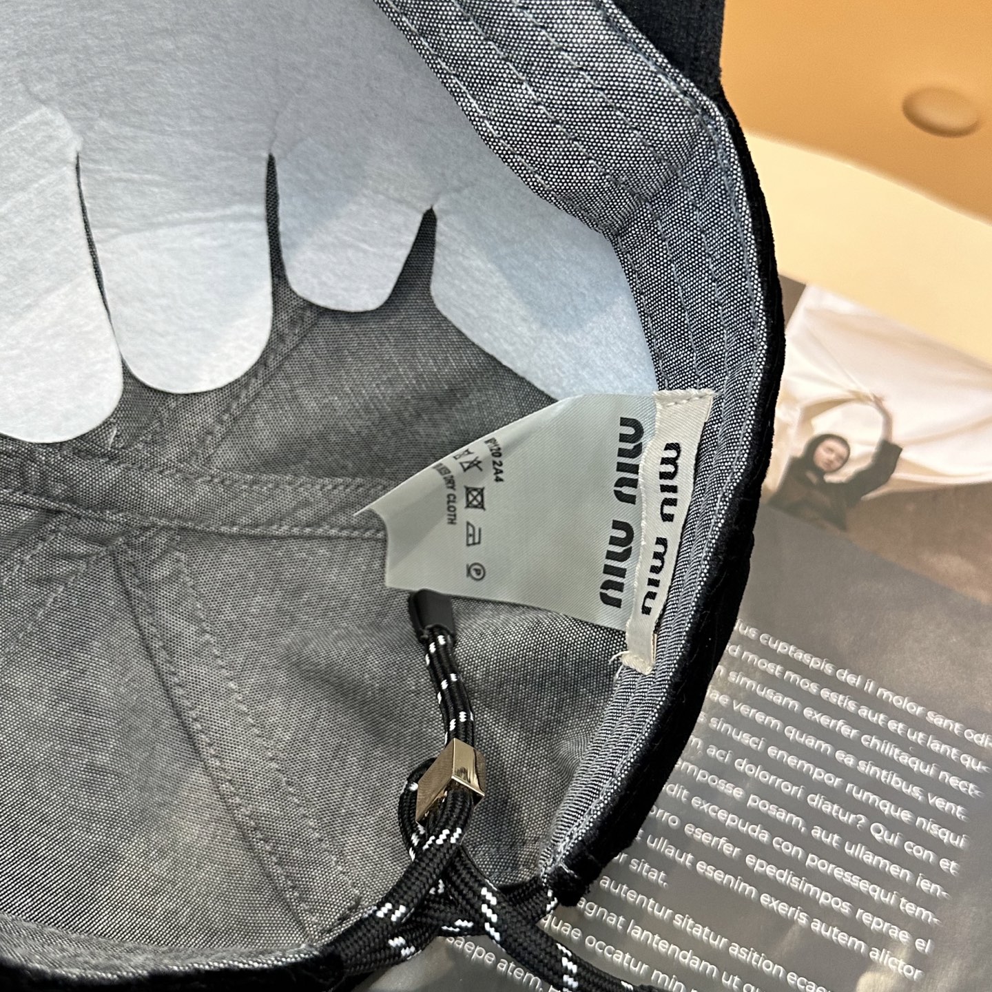 Miu Miu这组丝绒 棒球帽 抽绳设计 ，真的美到失语🥹 深棕复古高级，卡其温柔治愈，丝绒面料自带光泽