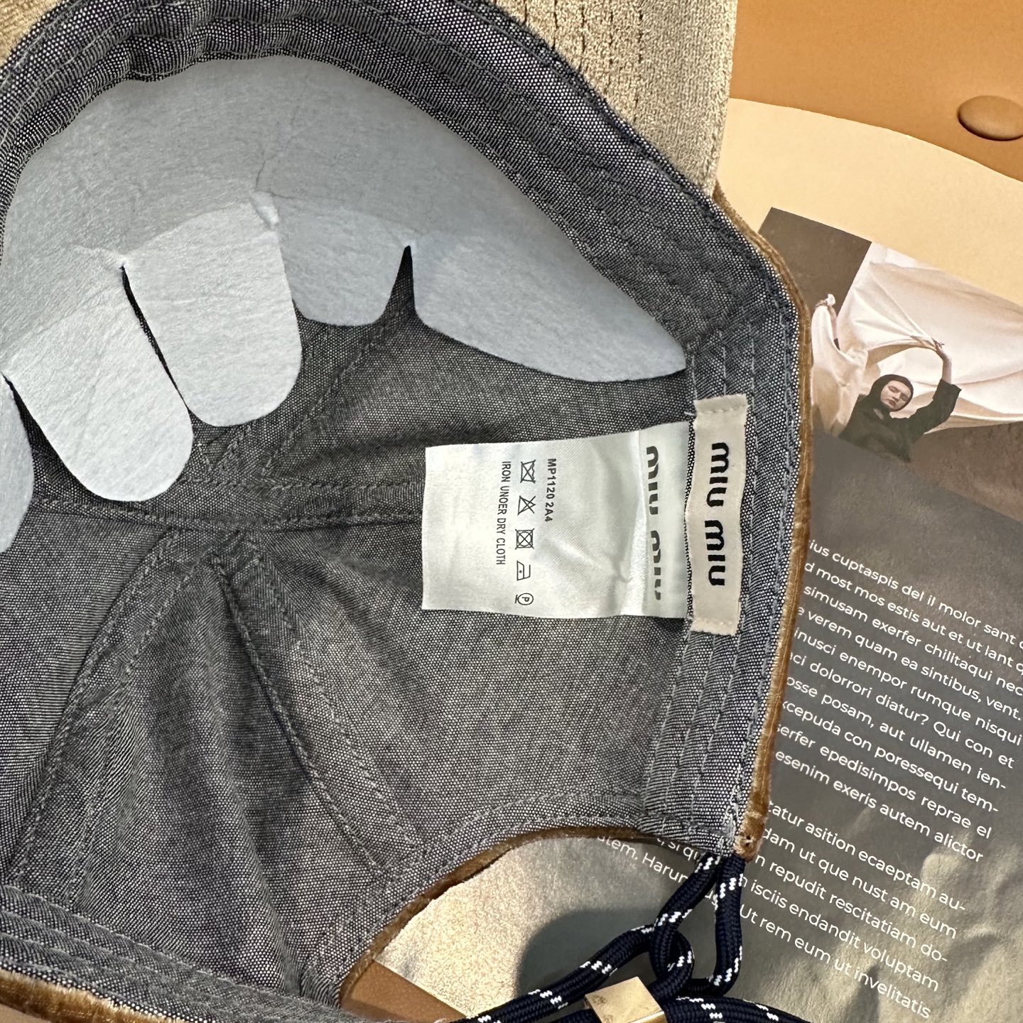 Miu Miu这组丝绒 棒球帽 抽绳设计 ，真的美到失语🥹 深棕复古高级，卡其温柔治愈，丝绒面料自带光泽