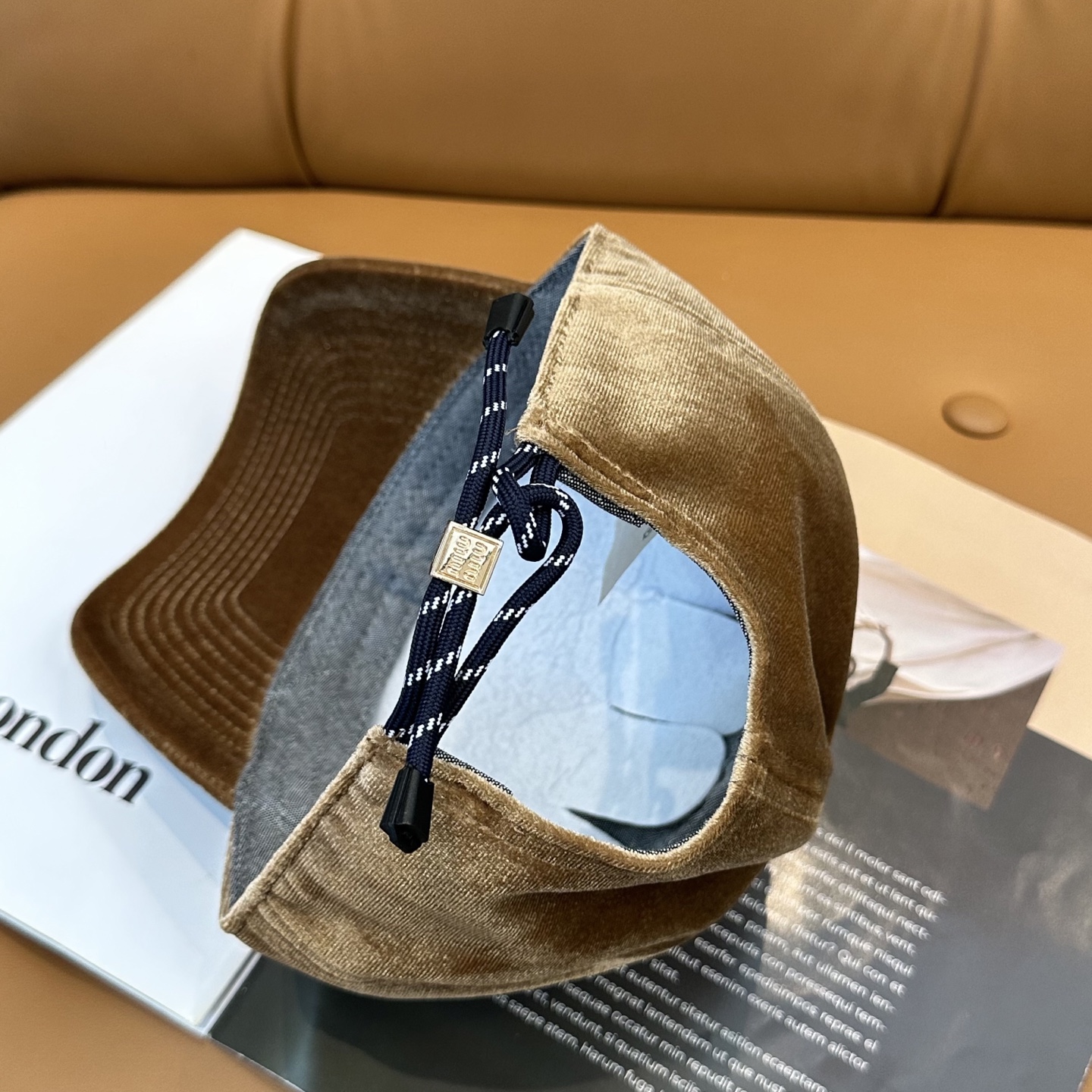 Miu Miu这组丝绒 棒球帽 抽绳设计 ，真的美到失语🥹 深棕复古高级，卡其温柔治愈，丝绒面料自带光泽