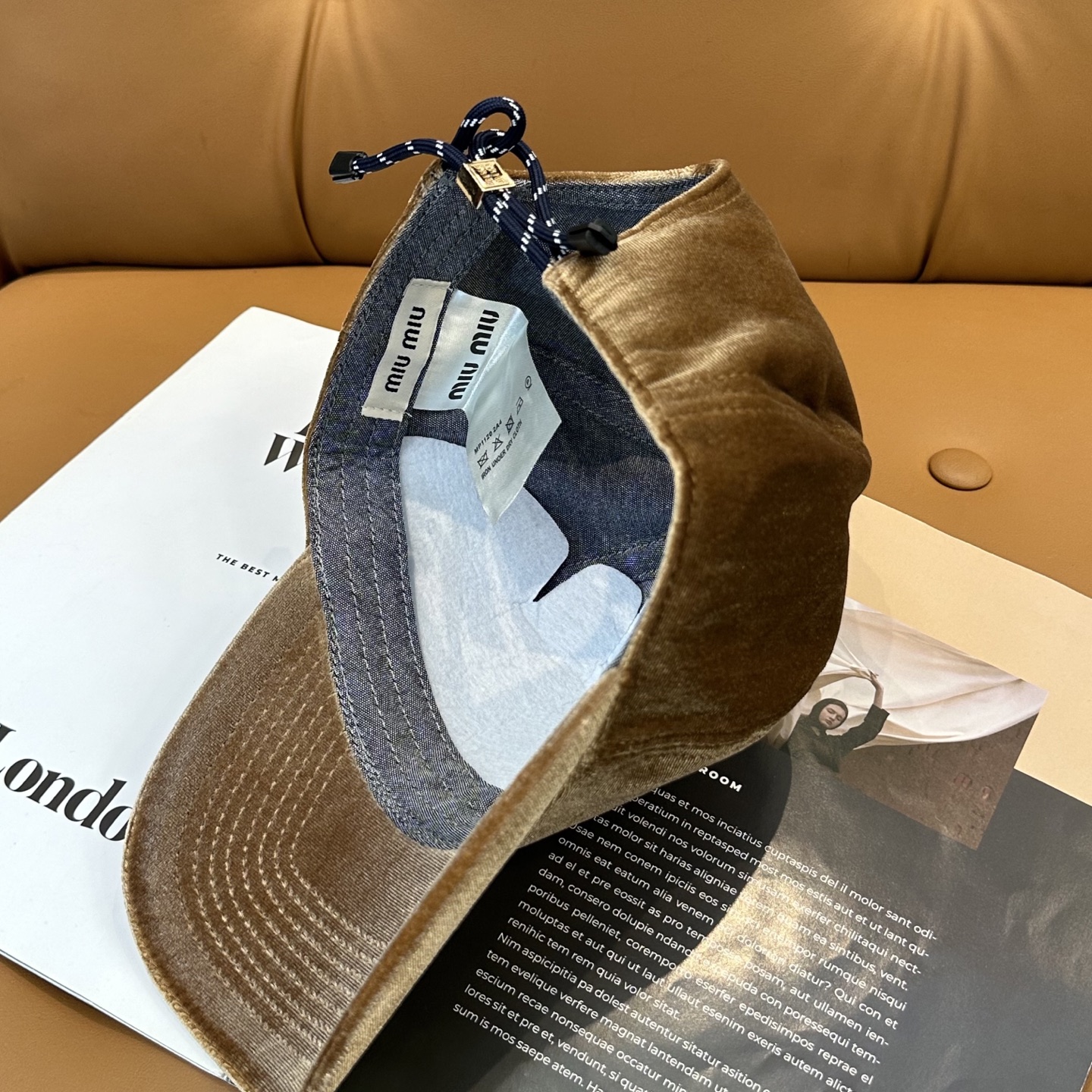 Miu Miu这组丝绒 棒球帽 抽绳设计 ，真的美到失语🥹 深棕复古高级，卡其温柔治愈，丝绒面料自带光泽