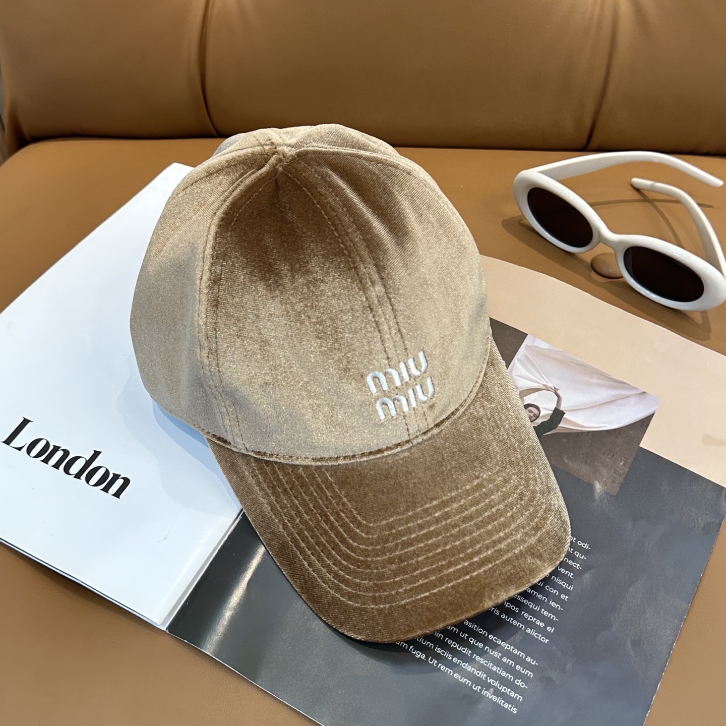 Miu Miu这组丝绒 棒球帽 抽绳设计 ，真的美到失语🥹 深棕复古高级，卡其温柔治愈，丝绒面料自带光泽