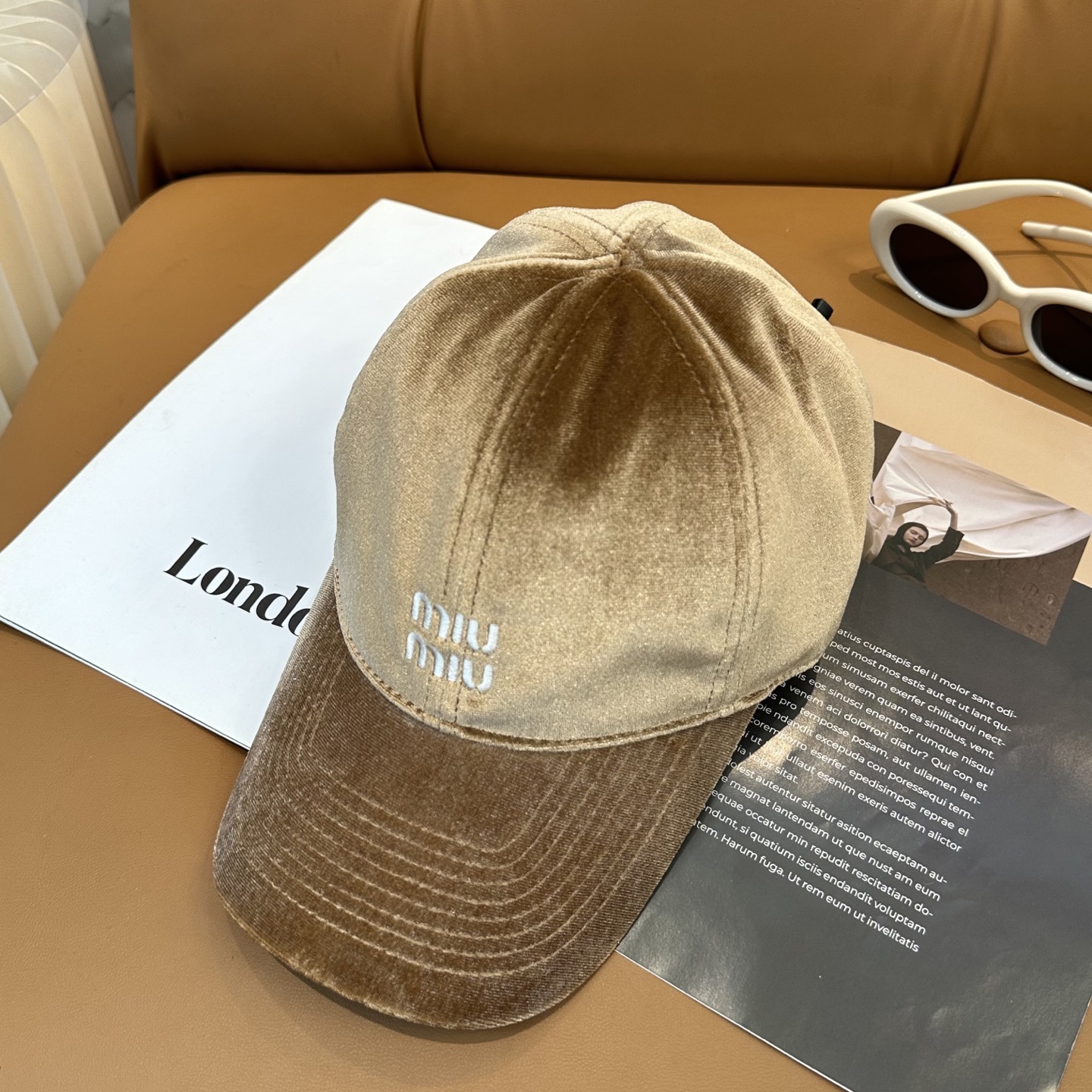 Miu Miu这组丝绒 棒球帽 抽绳设计 ，真的美到失语🥹 深棕复古高级，卡其温柔治愈，丝绒面料自带光泽