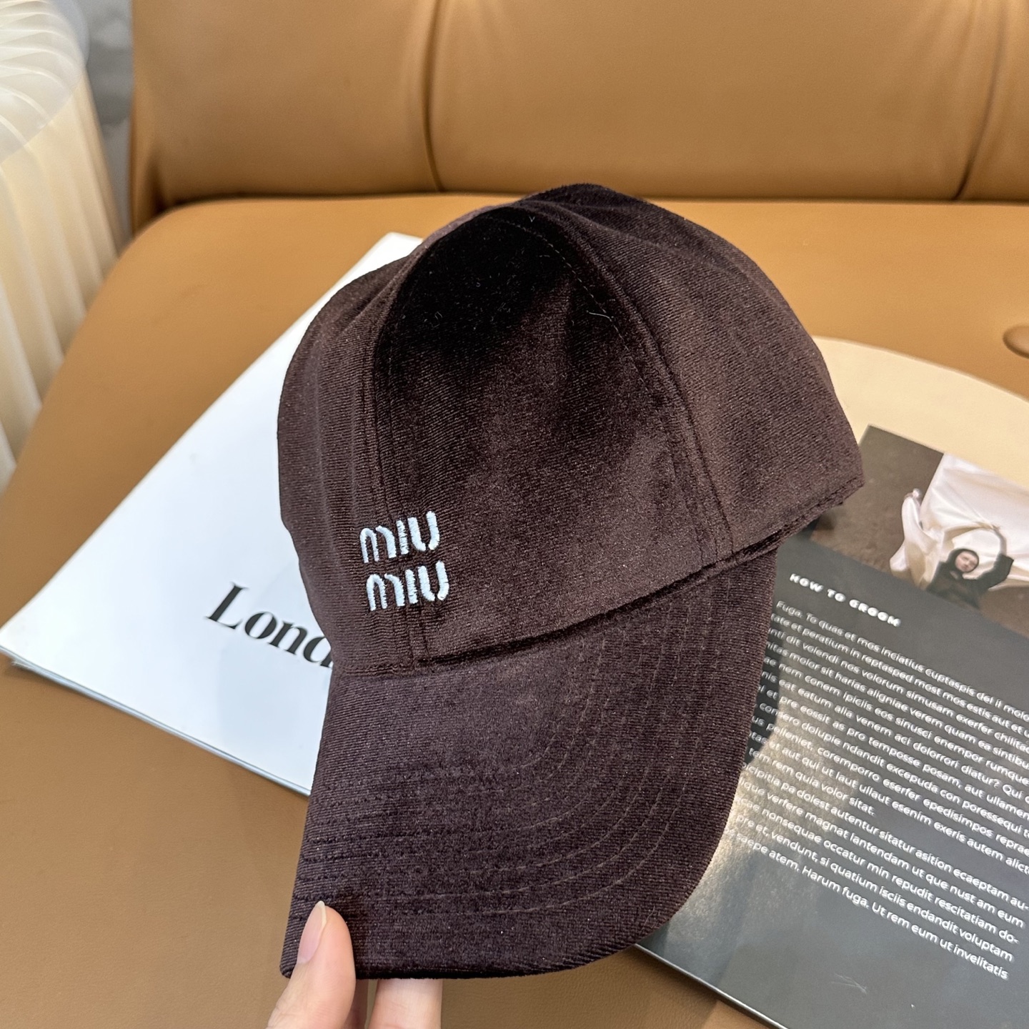 Miu Miu这组丝绒 棒球帽 抽绳设计 ，真的美到失语🥹 深棕复古高级，卡其温柔治愈，丝绒面料自带光泽