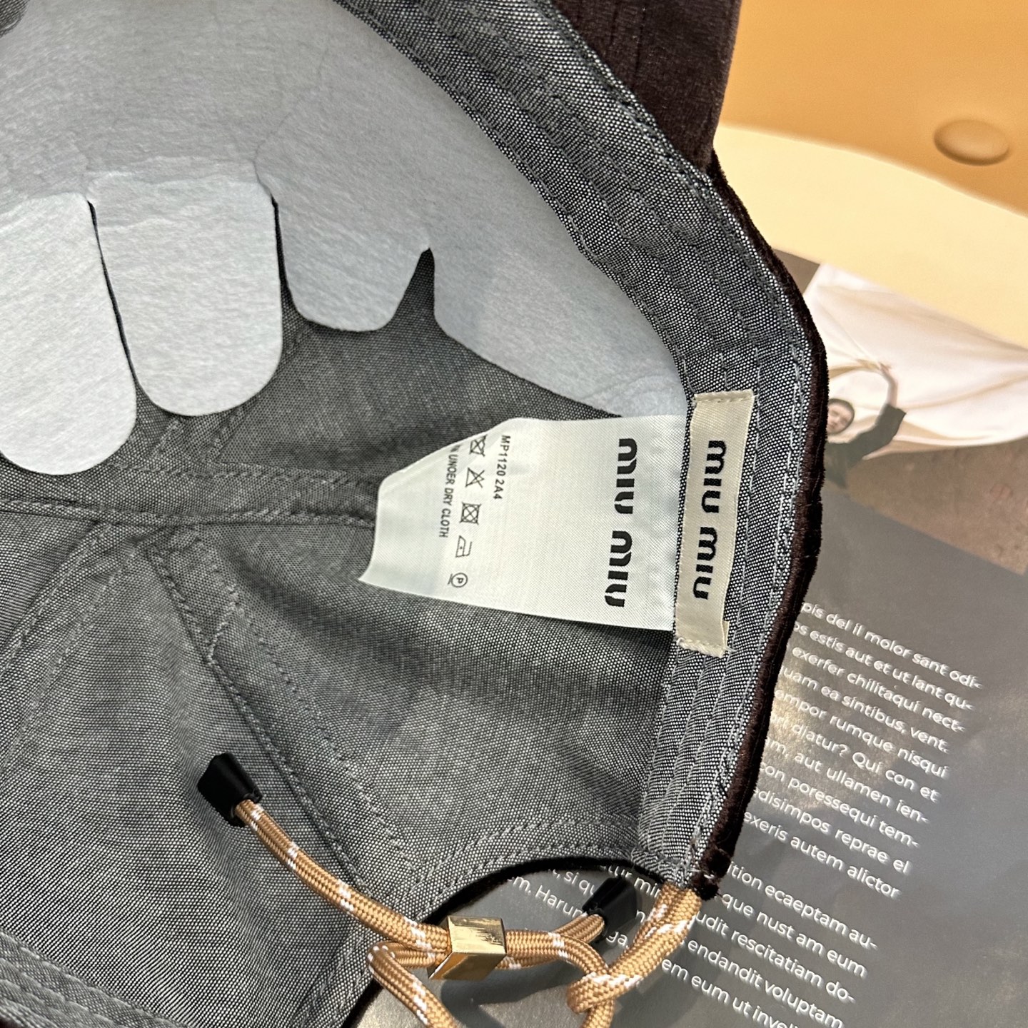 Miu Miu这组丝绒 棒球帽 抽绳设计 ，真的美到失语🥹 深棕复古高级，卡其温柔治愈，丝绒面料自带光泽