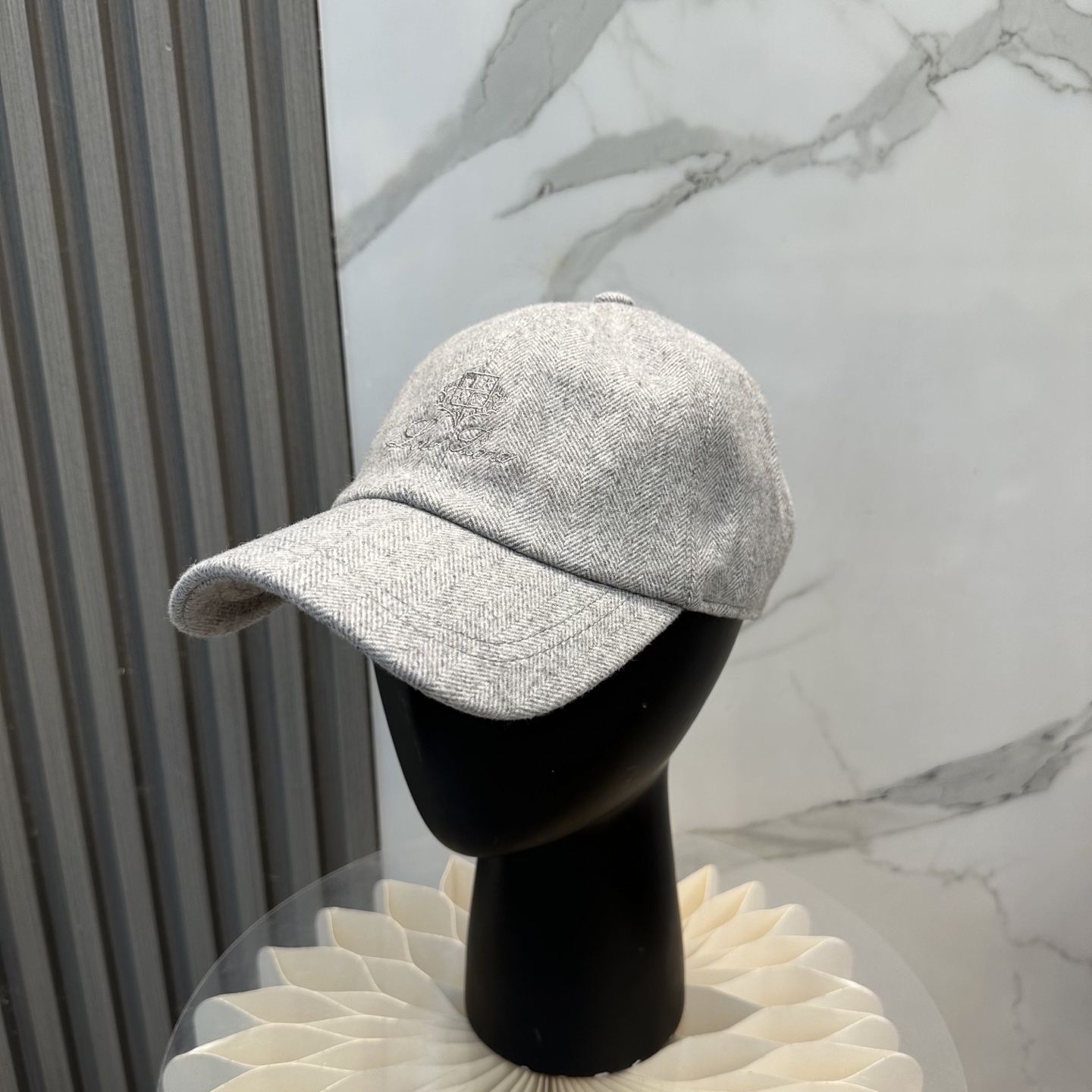 NO:587915,LP's new suit herringbone fabric baseball cap. The colors are so special~ Close your eyes and look in. They are all white colors. Hats for men and women, fisherman hats, baseball caps, knitted hats, hats, loro piana, espadrilles, business suit, hats19860909LP新款西装人字纹面料棒球帽 颜色做的太特别了～ 闭眼入 全是显白的颜色 男女同款帽子渔夫帽棒球帽针织帽,帽子,loro piana,espadrilles,business suit,hats,hat
