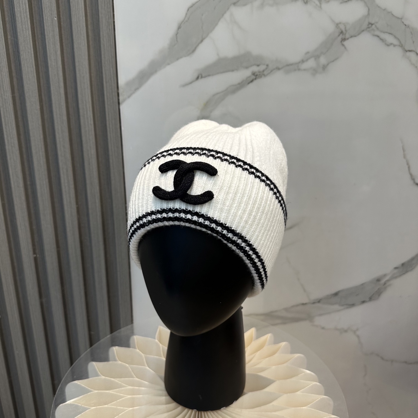 NO:587857,Cha official website quality Chanel autumn and winter knitted hat recommended by Internet celebrity fashion bloggers, with a quiet sense of luxury. Every line is neat and generous, simple but not simple, generous and stylish. Every detail shows high-end taste, and the sense of fashion becomes more intriguing in the restraint. Hats, fisherman hats, baseball caps, knitted hats, hats, chanel, espadrilles, hats19860909Cha官网品质香奈儿秋冬网红时尚博主推荐款针织帽,藏着不动声色的高级感,每一处线条都透着利落大方,简约而不简单,大方且不失格调,处处细节都彰显着高端品味,时尚感在克制中愈发耐人寻味.帽子渔夫帽棒球帽针织帽,帽子,chanel,espadrilles,hats,hat