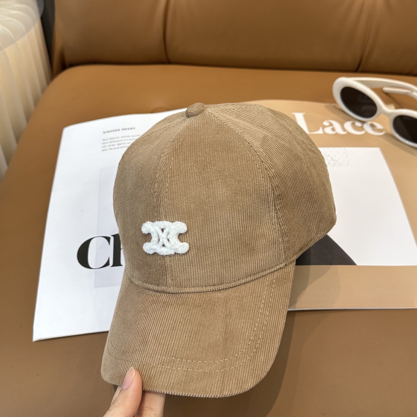 CELIN*·赛琳秋冬 限定凯旋门绣花灯芯绒棒球帽🧢定制的灯芯绒保暖又有氛围感，帽型完全按照定做，大小及