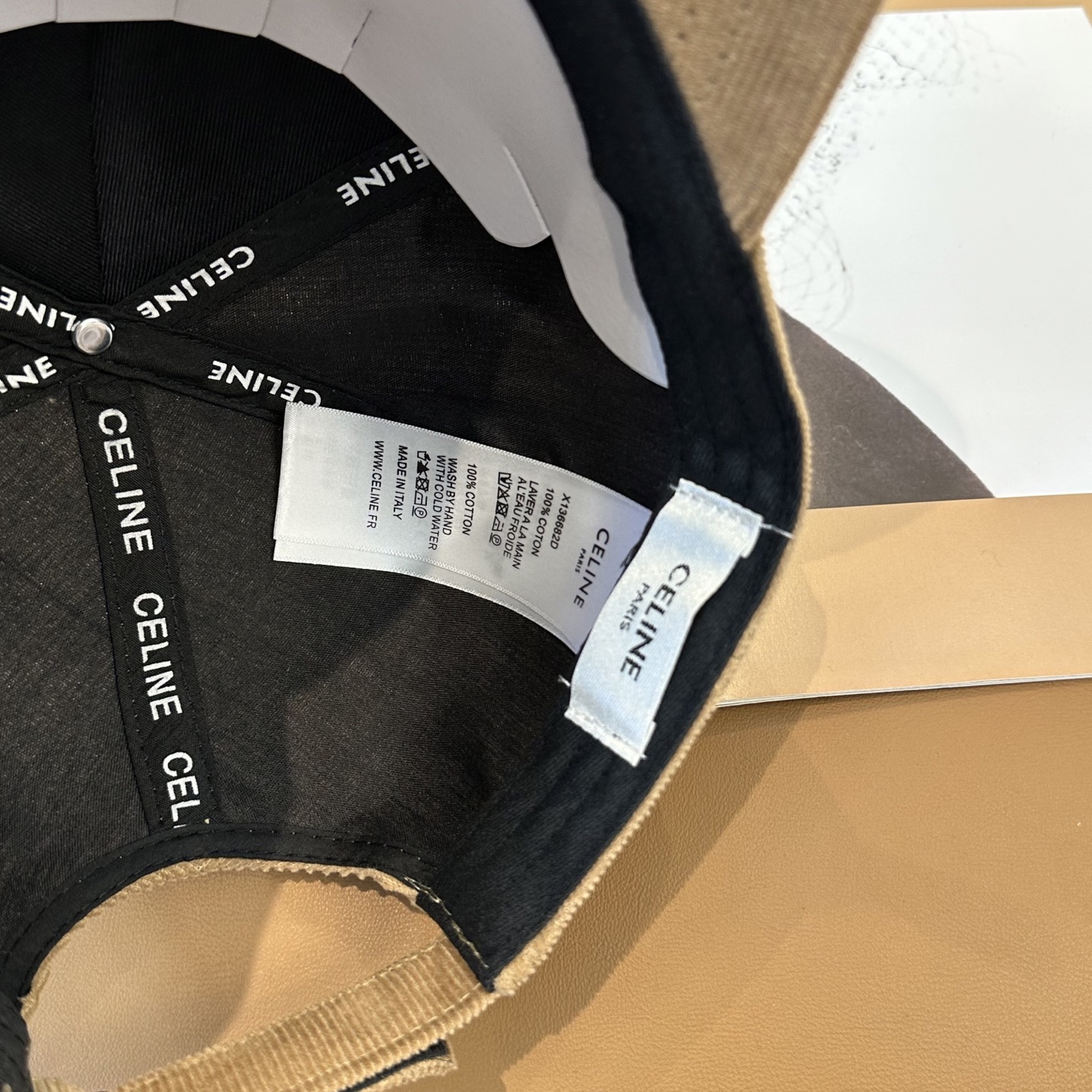 CELIN*·赛琳秋冬 限定凯旋门绣花灯芯绒棒球帽🧢定制的灯芯绒保暖又有氛围感，帽型完全按照定做，大小及