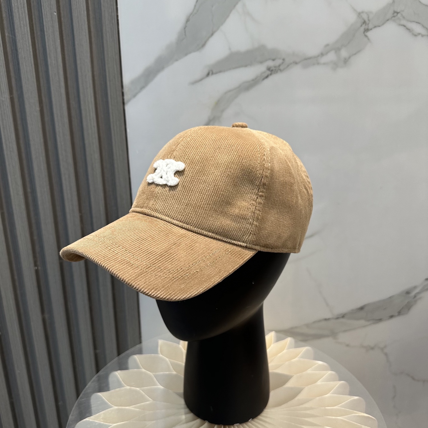 CELIN*·赛琳秋冬 限定凯旋门绣花灯芯绒棒球帽🧢定制的灯芯绒保暖又有氛围感，帽型完全按照定做，大小及