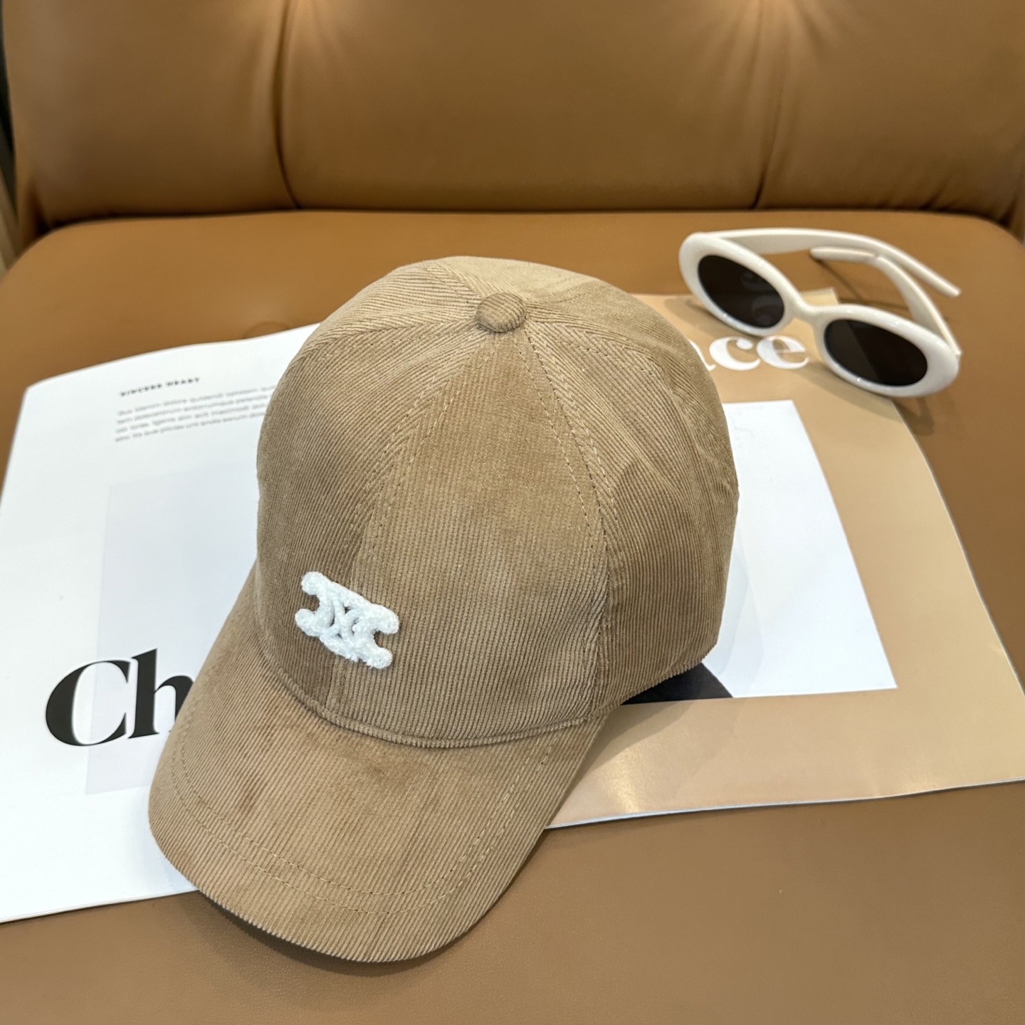 CELIN*·赛琳秋冬 限定凯旋门绣花灯芯绒棒球帽🧢定制的灯芯绒保暖又有氛围感，帽型完全按照定做，大小及
