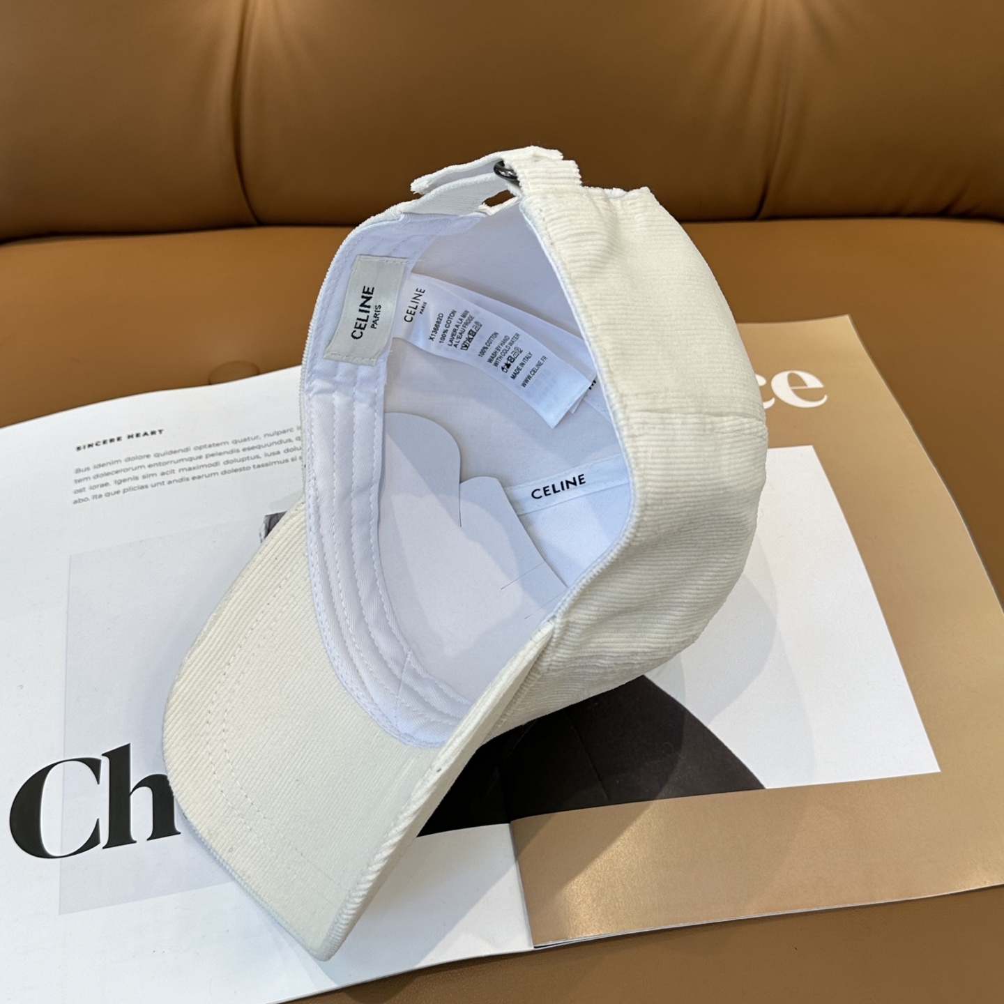 CELIN*·赛琳秋冬 限定凯旋门绣花灯芯绒棒球帽🧢定制的灯芯绒保暖又有氛围感，帽型完全按照定做，大小及