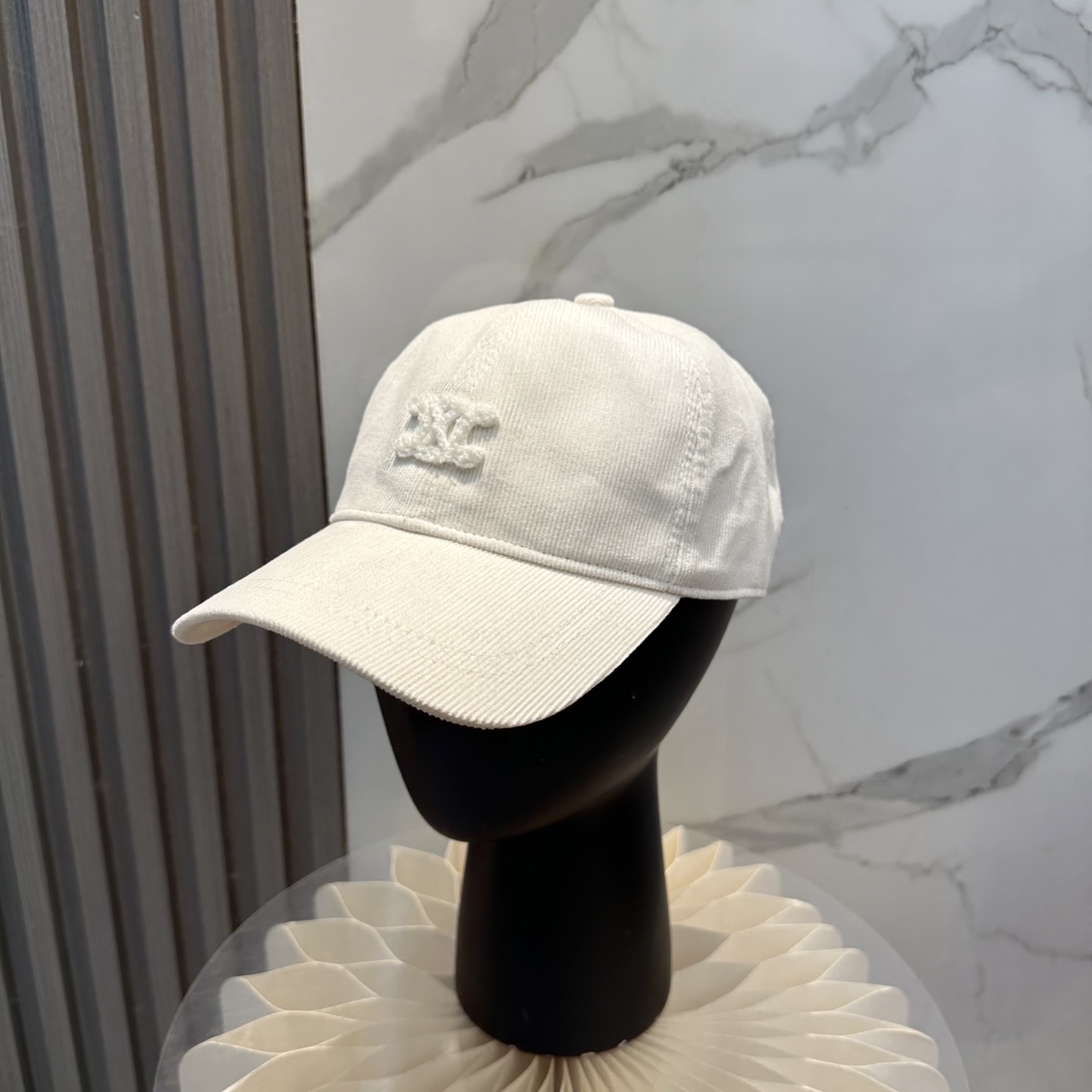 CELIN*·赛琳秋冬 限定凯旋门绣花灯芯绒棒球帽🧢定制的灯芯绒保暖又有氛围感，帽型完全按照定做，大小及