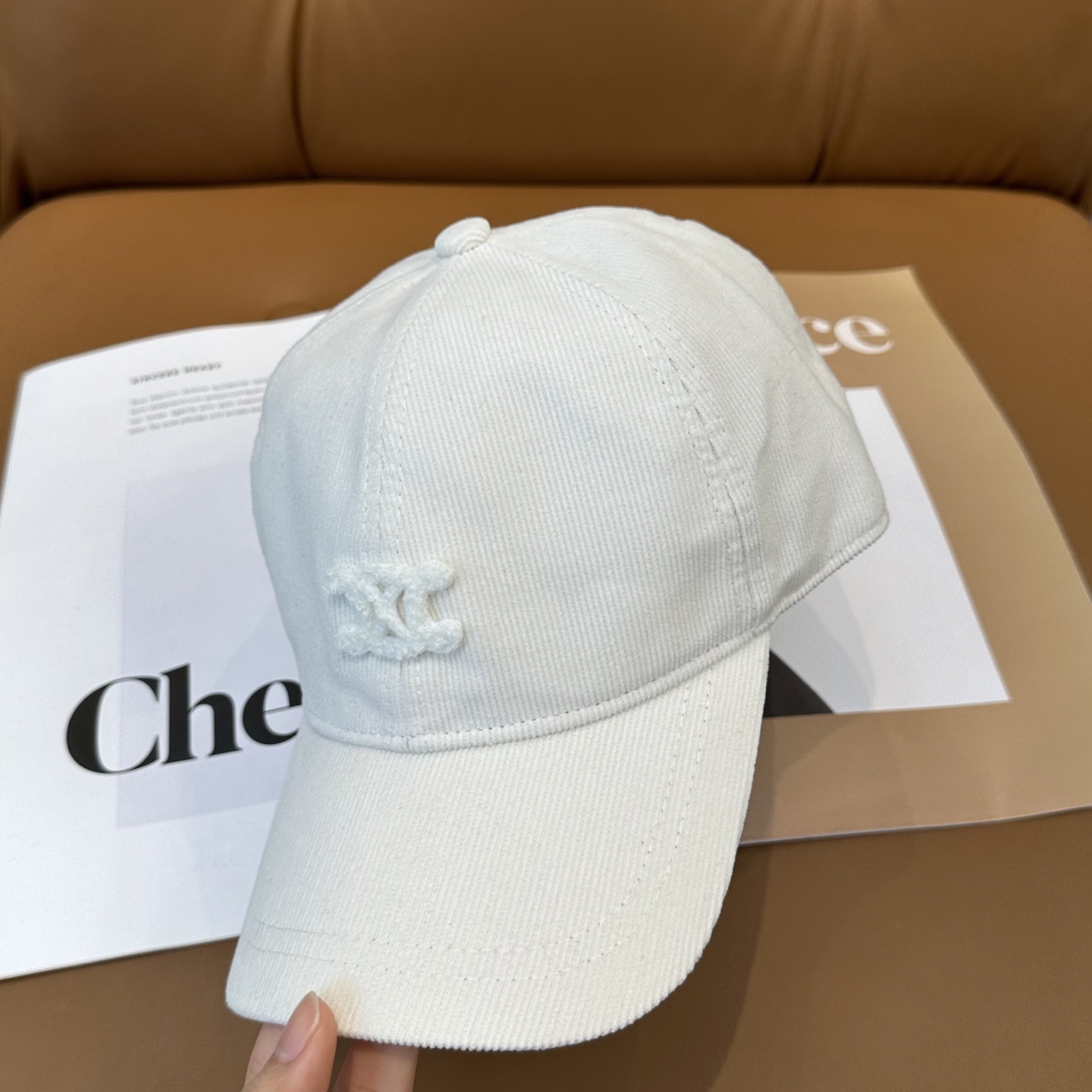 CELIN*·赛琳秋冬 限定凯旋门绣花灯芯绒棒球帽🧢定制的灯芯绒保暖又有氛围感，帽型完全按照定做，大小及