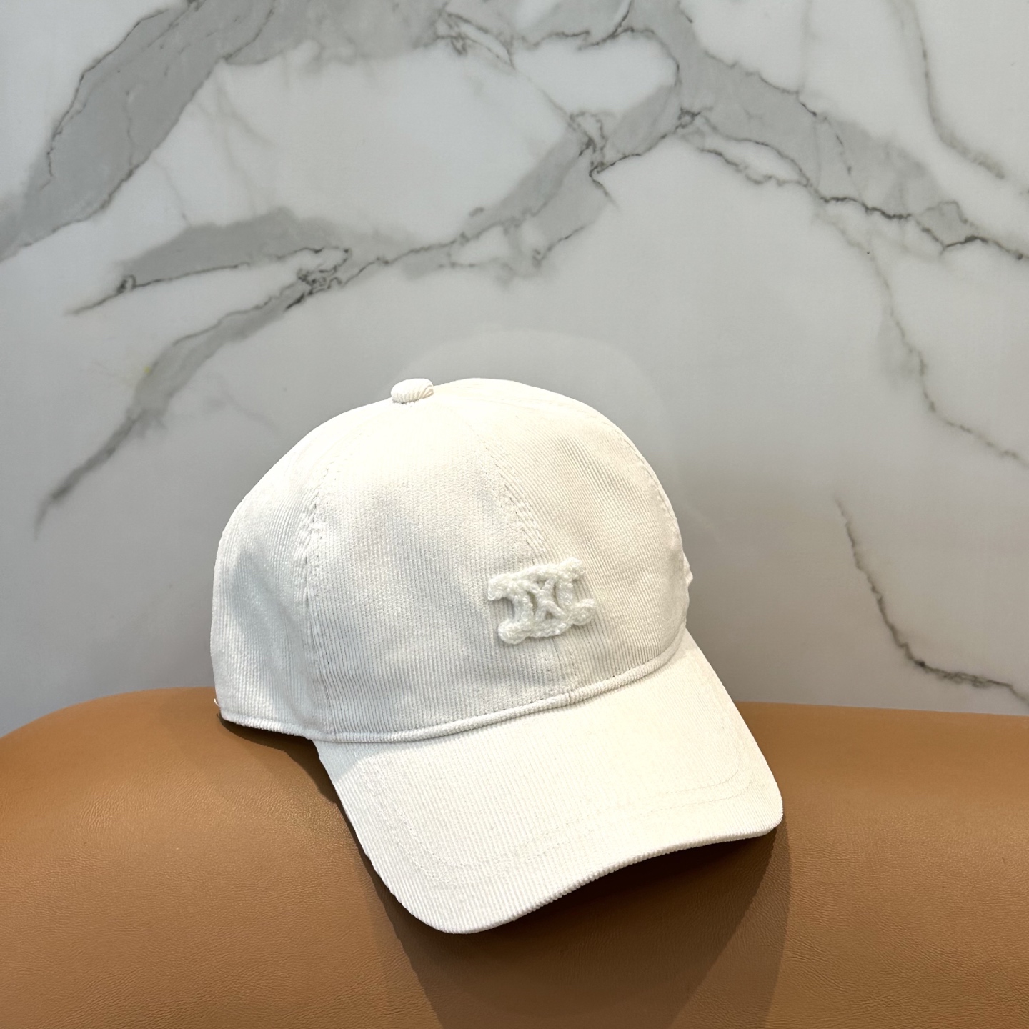 CELIN*·赛琳秋冬 限定凯旋门绣花灯芯绒棒球帽🧢定制的灯芯绒保暖又有氛围感，帽型完全按照定做，大小及