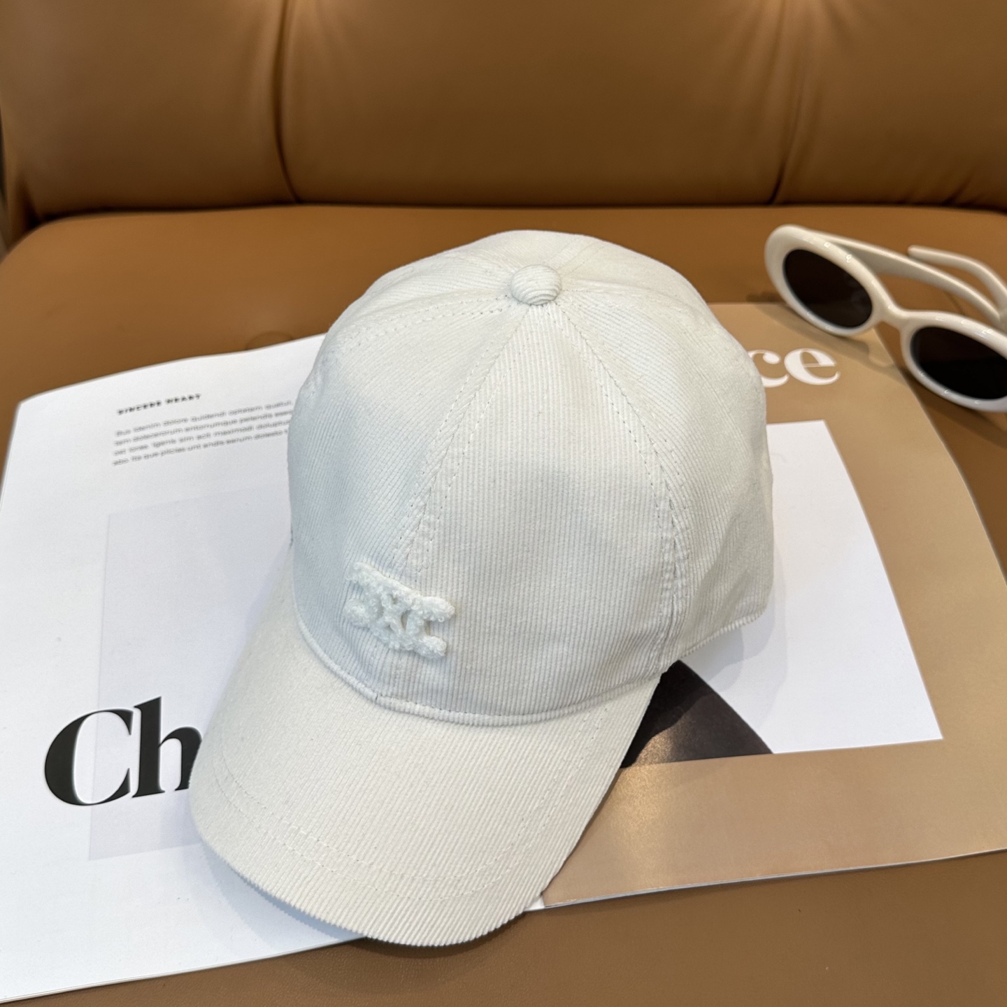 CELIN*·赛琳秋冬 限定凯旋门绣花灯芯绒棒球帽🧢定制的灯芯绒保暖又有氛围感，帽型完全按照定做，大小及