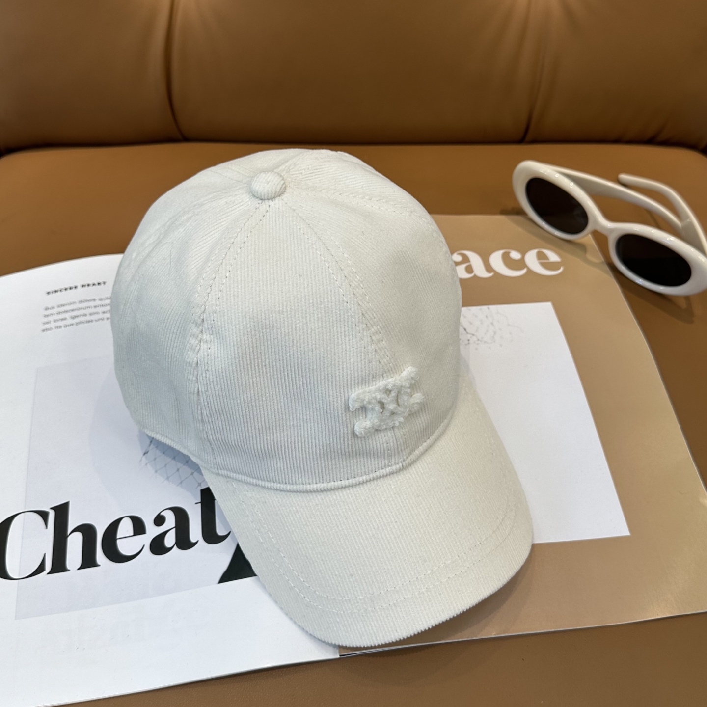 CELIN*·赛琳秋冬 限定凯旋门绣花灯芯绒棒球帽🧢定制的灯芯绒保暖又有氛围感，帽型完全按照定做，大小及